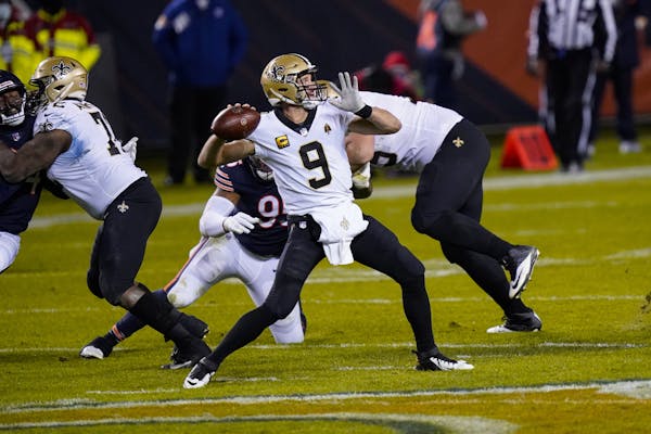 New Orleans Saints quarterback Drew Brees (9) throws against the Chicago Bears in the second half of an NFL football game in Chicago, Sunday, Nov. 1, 