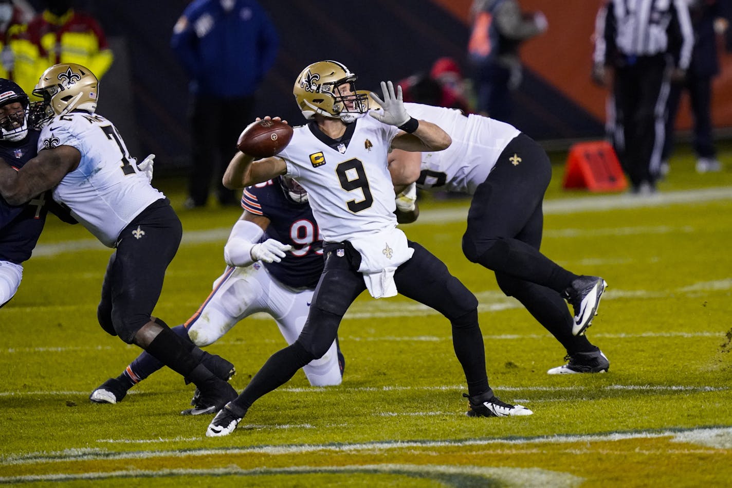 New Orleans Saints quarterback Drew Brees (9) throws against the Chicago Bears in the second half of an NFL football game in Chicago, Sunday, Nov. 1, 2020. (AP Photo/Charles Rex Arbogast)