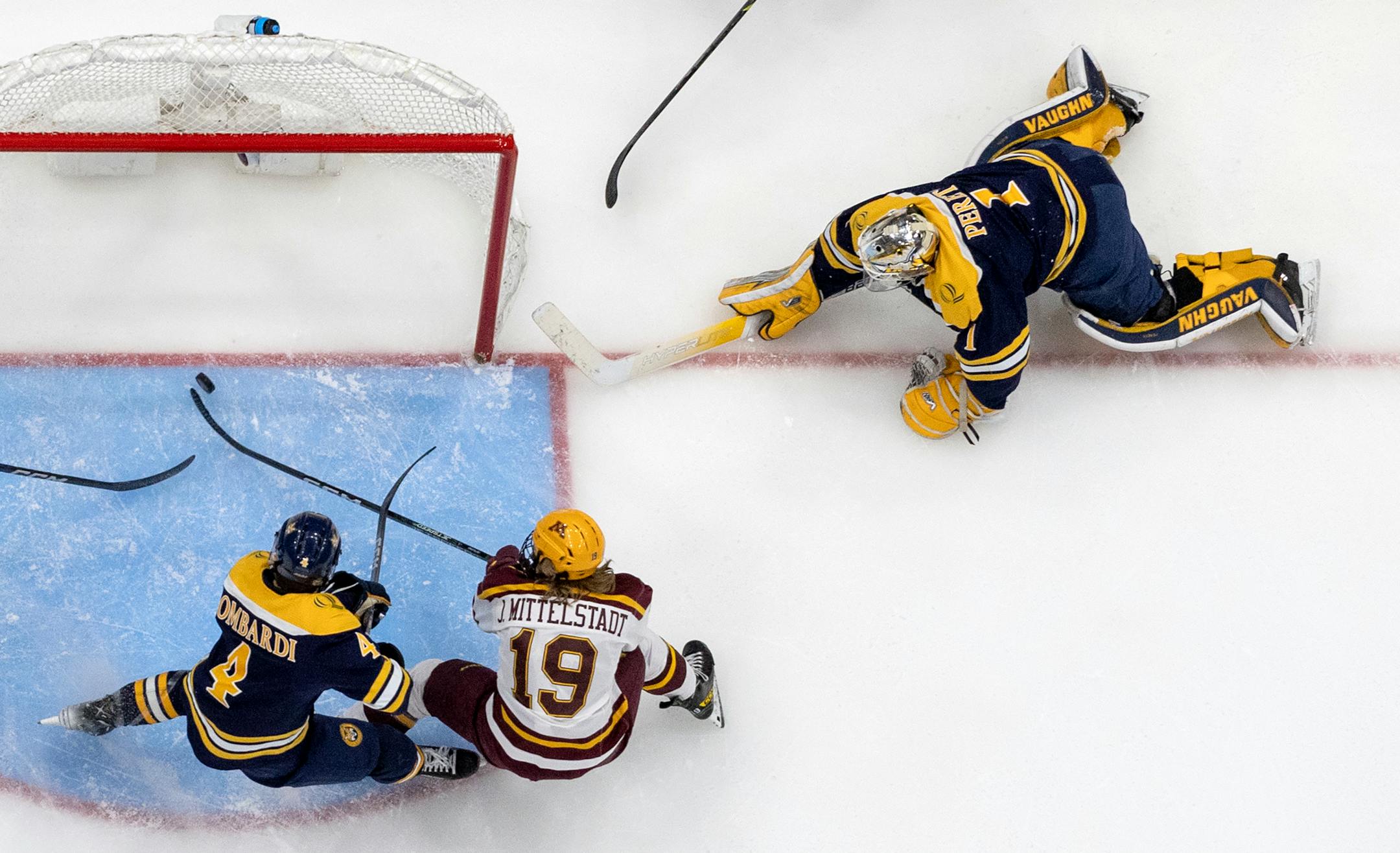 John Mittelstadt (19) of Minnesota gets the puck past Quinnipiac goalie Yaniv Perets (1) for a goal in the first period.