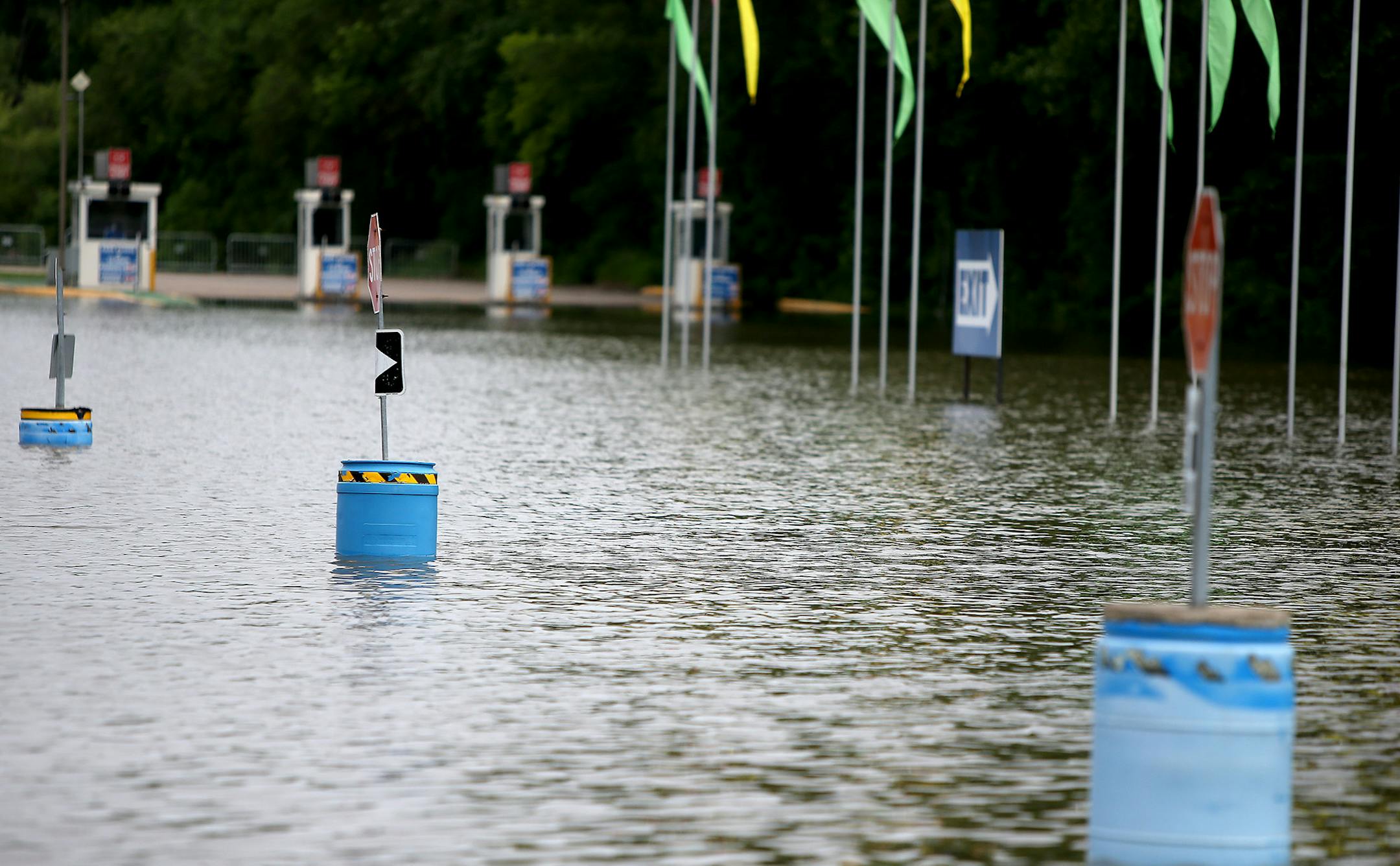The main Valleyfair remained closed due to flood waters, Wednesday, June 25, 2014 in Shakopee, MN. An alternative field was opened for vehicles. ] (ELIZABETH FLORES/STAR TRIBUNE) ELIZABETH FLORES • eflores@startribune.com