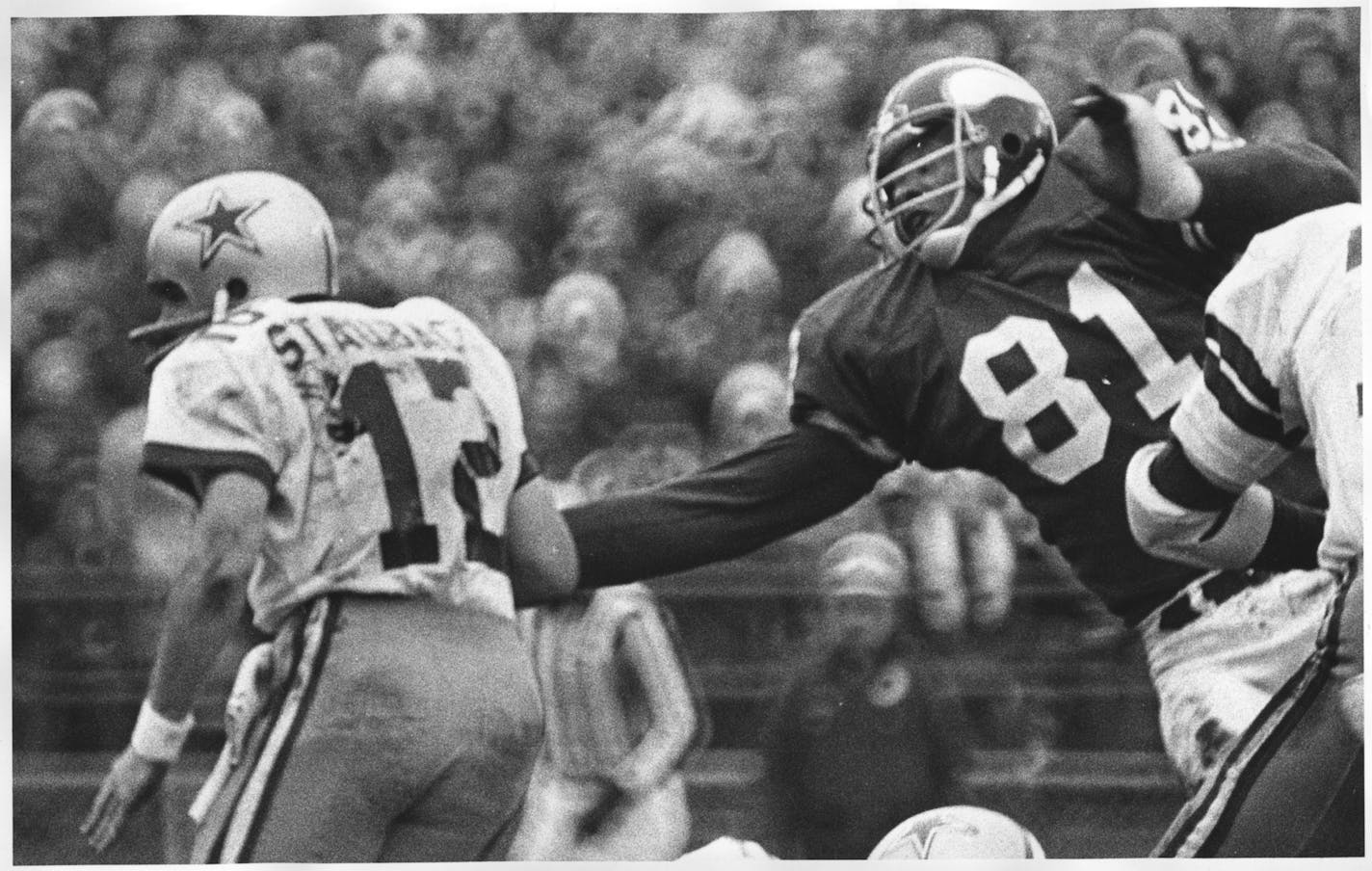 Carl Eller of Minnesota Vikings football sacks Roger Staubach of the Dallas Cowboys. Star Tribune file photo by Charles Bjorgen, December 28,1975. ORG XMIT: MIN2015021213584115