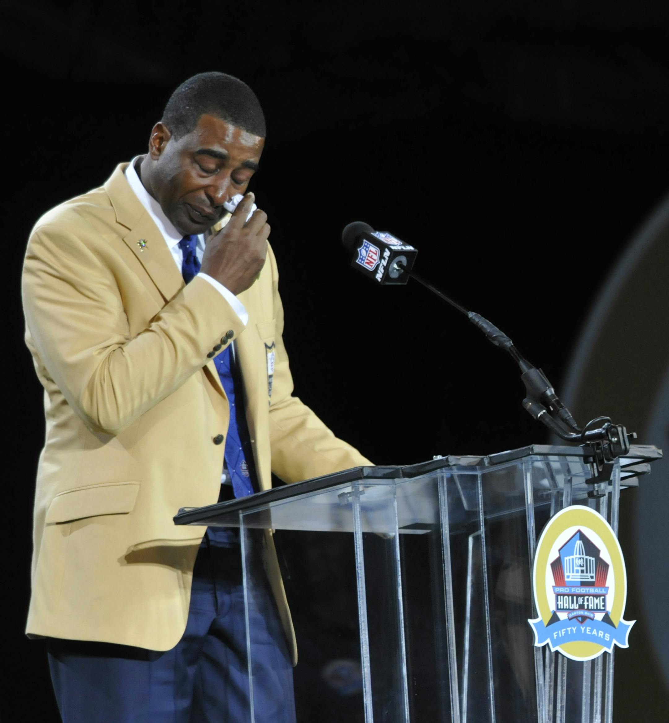 Hall of Fame inductee Cris Carter speaks during the induction ceremony at the Pro Football Hall of Fame Saturday, Aug. 3, 2013, in Canton, Ohio. (AP Photo/David Richard)