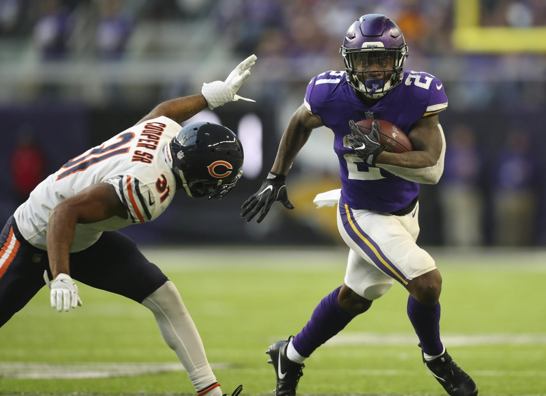 Minnesota Vikings running back Jerick McKinnon (21) gained 14 yards on a third quarter run, setting up a Vikings touchdown two plays later.
