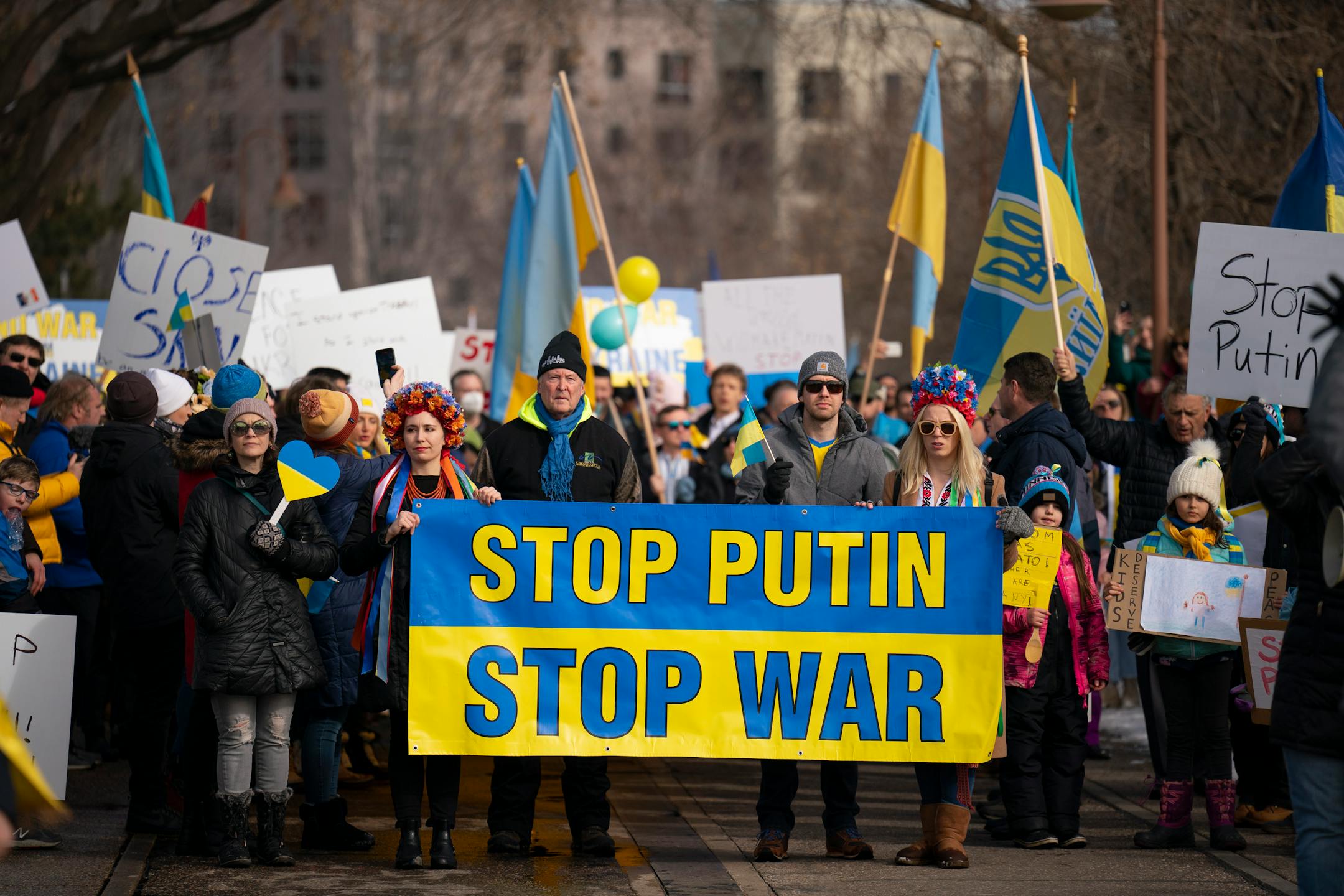Ukraine supporters paused on the Stone Arch Bridge to listen to speakers before meeting a group of Belarusians in a march to show support for Ukraine Sunday afternoon, February 27, 2022 in Minneapolis, Minn. Hundreds of supporters of the people of Ukraine met a few dozen supporters of the Belarusian people midway across the Stone Arch Bridge in Minneapolis before continuing on a march together across the Hennepin Ave. bridge to Northeast Minneapolis where the march first began. ] JEFF WHEELER • Jeff.Wheeler@startribune.com