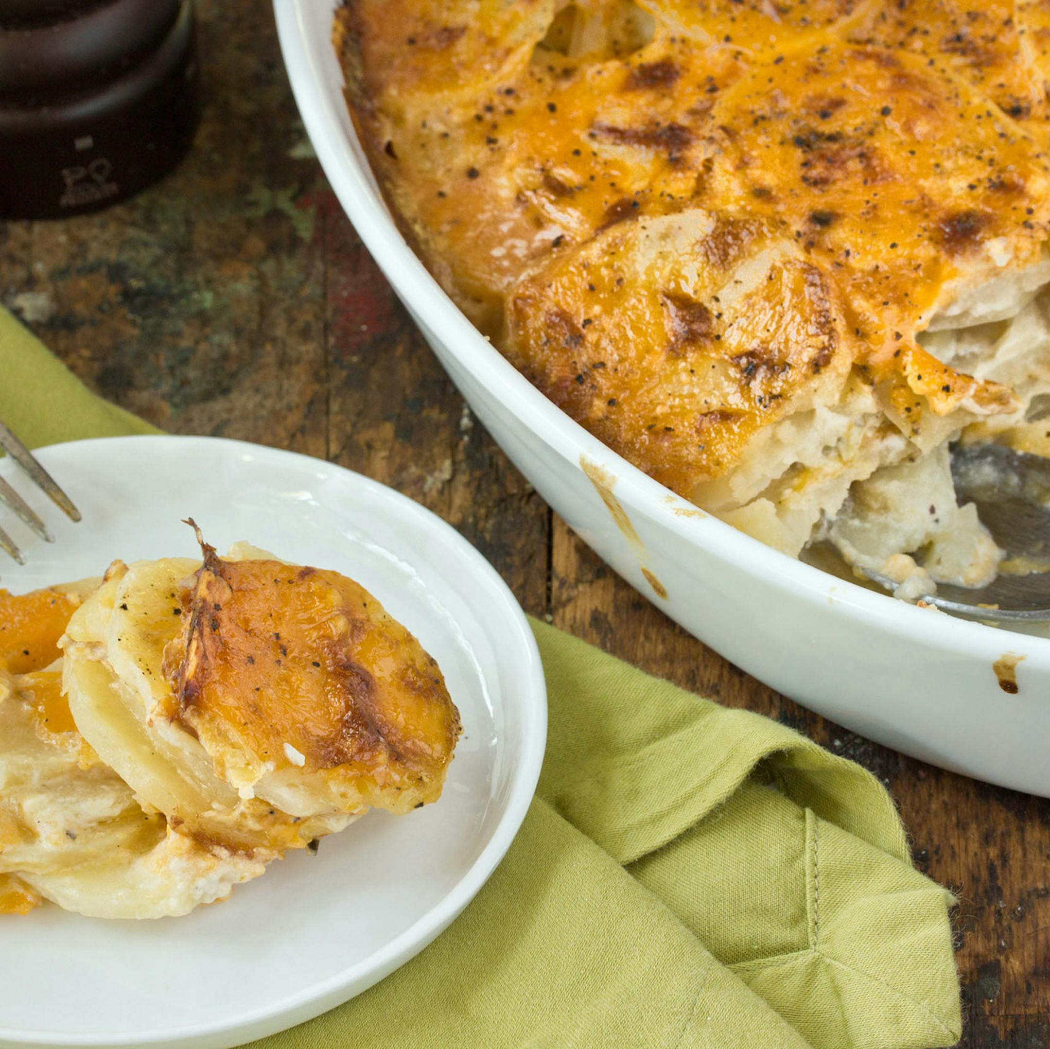 Scalloped Potatoes with Onions and Cheddar Cheese. ORG XMIT: tms20140213132419