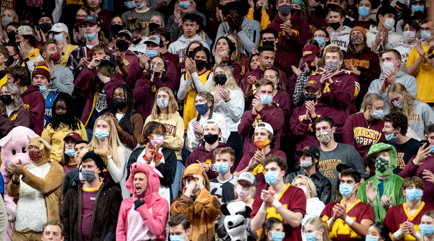 Fans cheer in the first half Tuesday, Nov. 9, 2021 at Williams Arena in Minneapolis, Minn. The Minnesota Gophers hosted the Missouri Kansas City Roos at Williams Arena. ] CARLOS GONZALEZ • cgonzalez@startribune.com