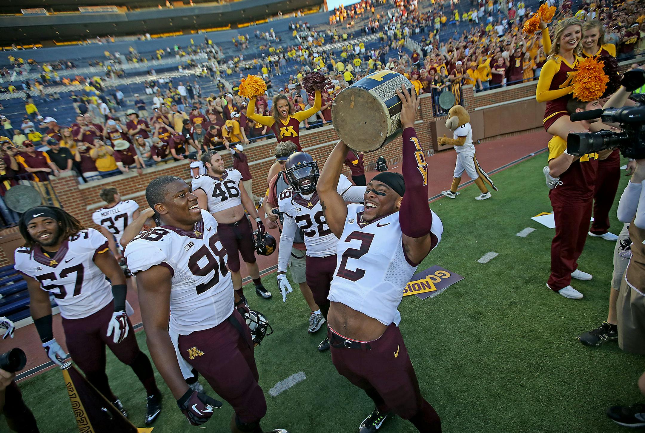 Minnesota defensive back Cedric Thompson (2) and other players and fans celebrated with the Little Brown Jug after defeating Michigan 30-14 at Michigan Stadium, Saturday, September 27, 2014 in Ann Arbor, MI. ] (ELIZABETH FLORES/STAR TRIBUNE) ELIZABETH FLORES &#x2022; eflores@startribune.com