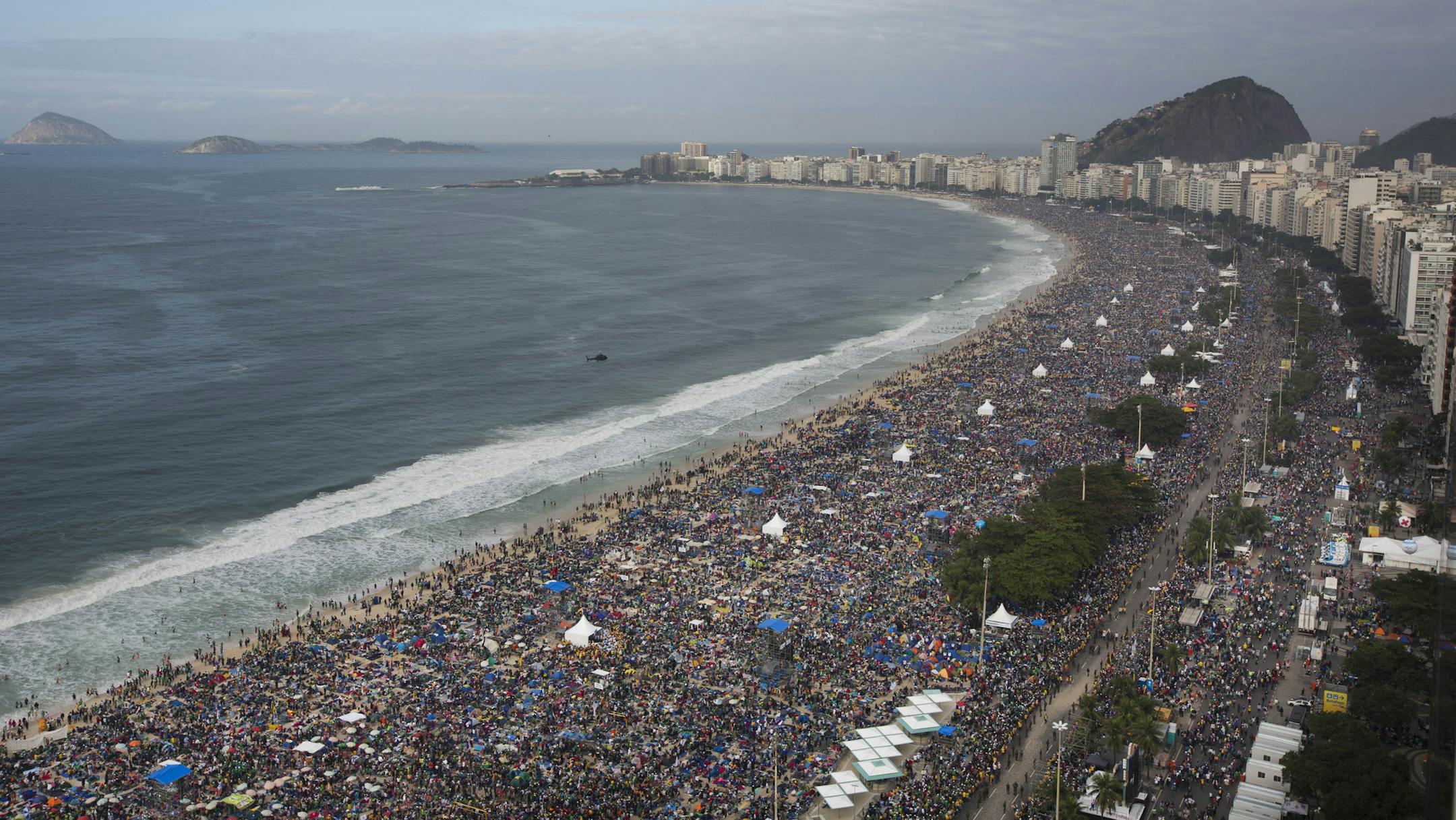 People pack Copacabana beach in Rio de Janeiro, Brazil, Sunday, July 28, 2013. Hundreds of thousands of young people slept under chilly skies in the white sand awaiting Pope Francisí final Mass for World Youth Day. (AP Photo/Felipe Dana) ORG XMIT: MIN2013072814233503