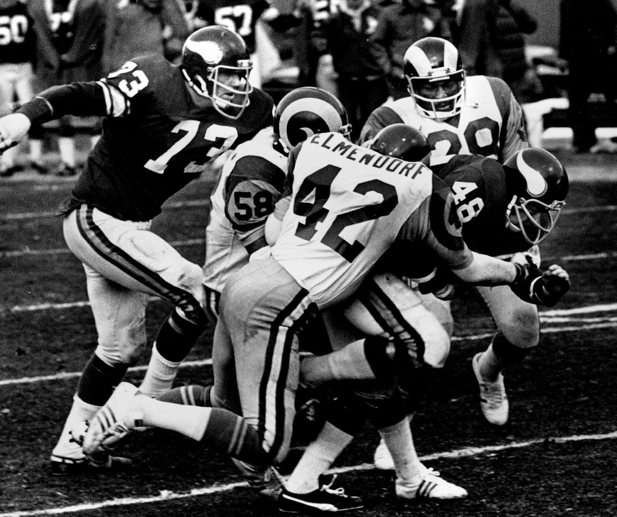 December 27, 1976 Sammy Johnson (48) carried Dave Elmendorf (42) and Isiah Roberson (58) of the Rams into the end zone on a 12-yard touchdown run that put the Vikings ahead 24-13. December 26, 1976 Earl Seubert, Minneapolis Star Tribune ORG XMIT: MIN2017013004210554