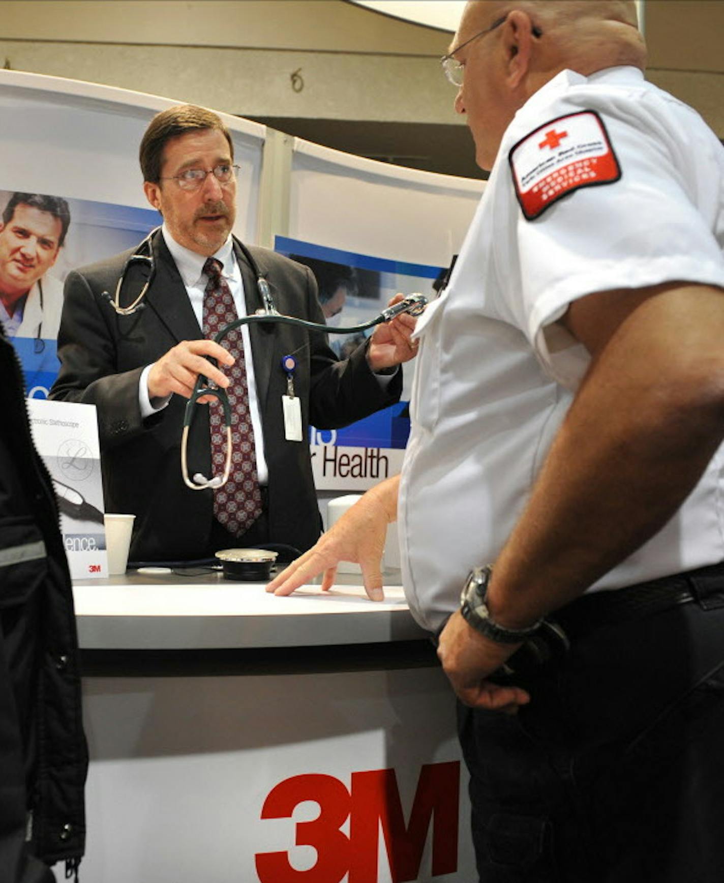 GLEN STUBBE &#xef; gstubbe@startribune.com -- Tuesday, May 12, 2009 -- St. Paul, Minn. -- ] New product manager Warren Wasescha showed off 3M's new electronic stethoscope with ambient noise reduction to EMT Katy Frey and Denny smith of the Red Cross at the 3M annual meeting in St. Paul's Rivercentre.