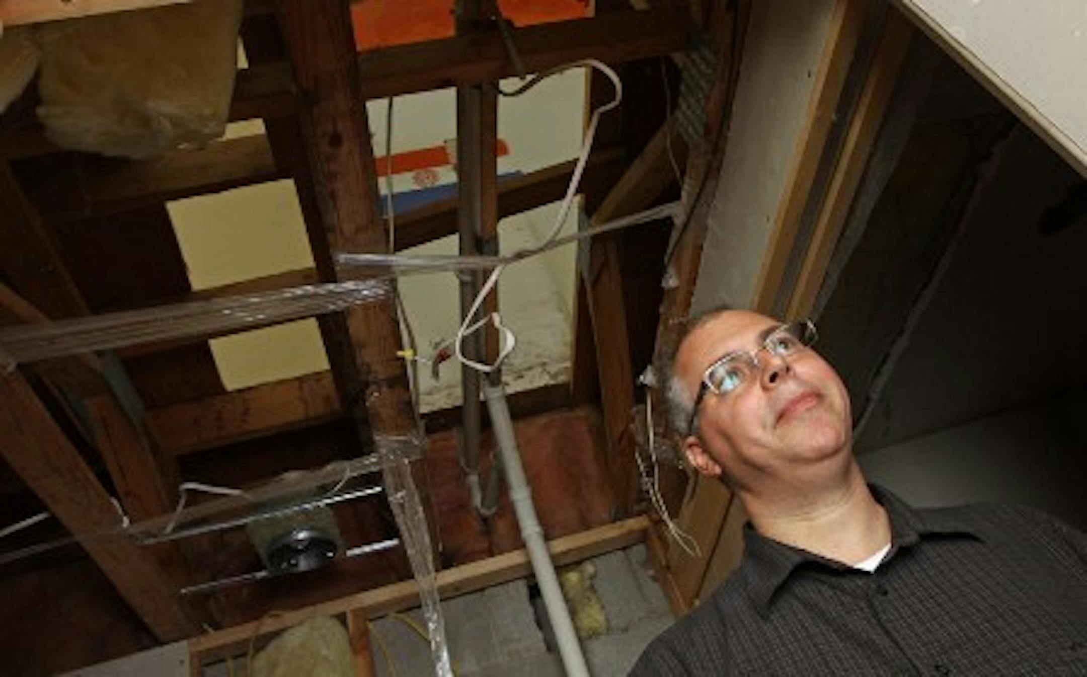 Paul Sunberg and his "half-wrecked" home (Photo by Bruce Bisping)