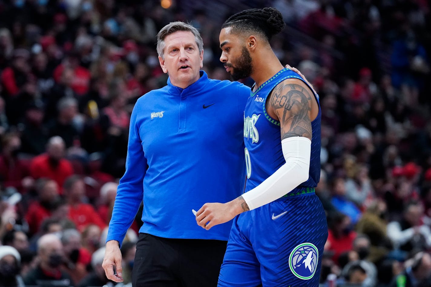 Minnesota Timberwolves head coach Chris Finch, left, talks with guard D'Angelo Russell during the first half of an NBA basketball game against the Chicago Bulls in Chicago, Friday, Feb. 11, 2022. (AP Photo/Nam Y. Huh)