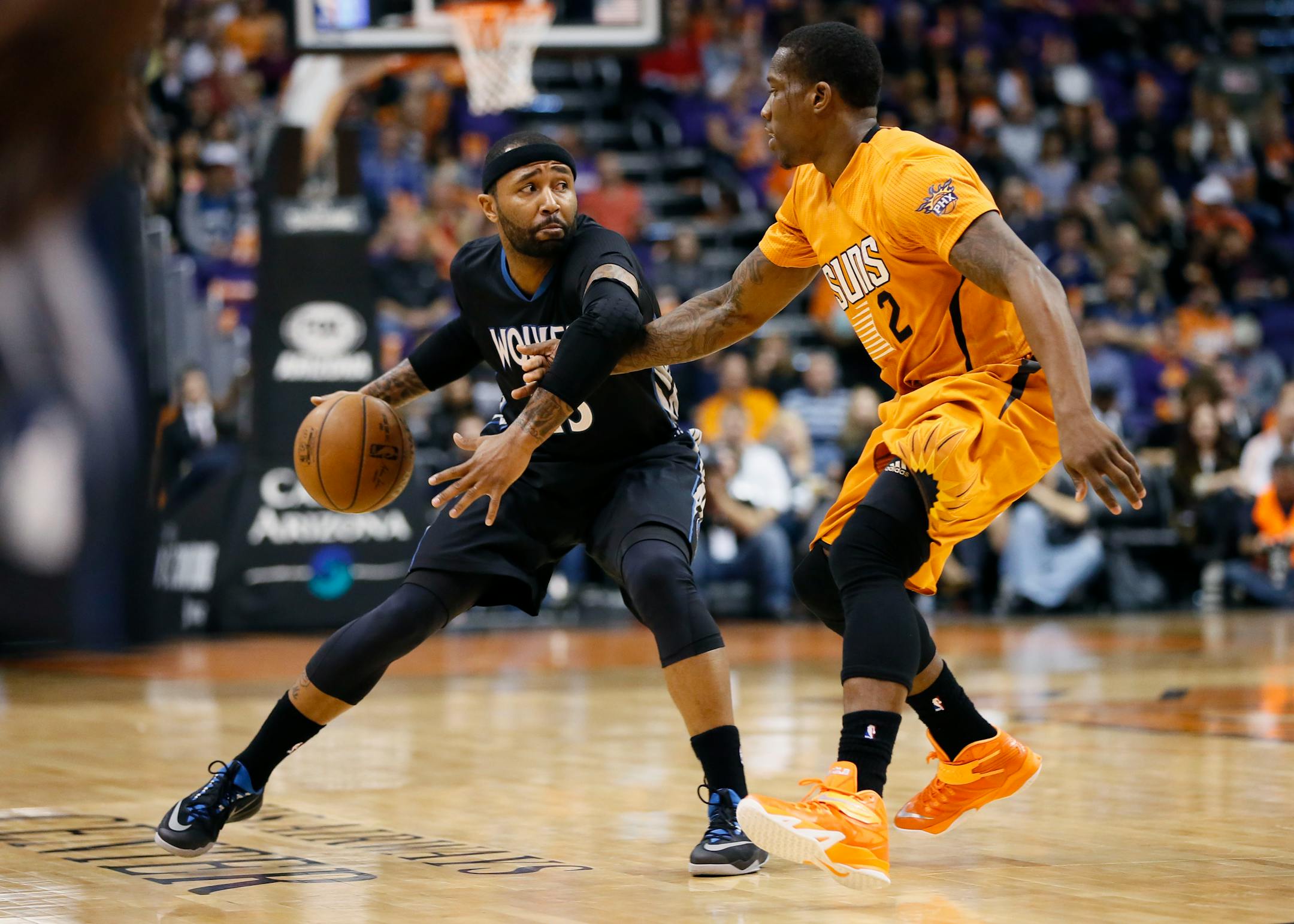 Minnesota Timberwolves' Mo Williams, left, is fouled by Phoenix Suns' Eric Bledsoe during the first half of an NBA basketball game, Friday, Jan. 16, 2015, in Phoenix. (AP Photo/Matt York)