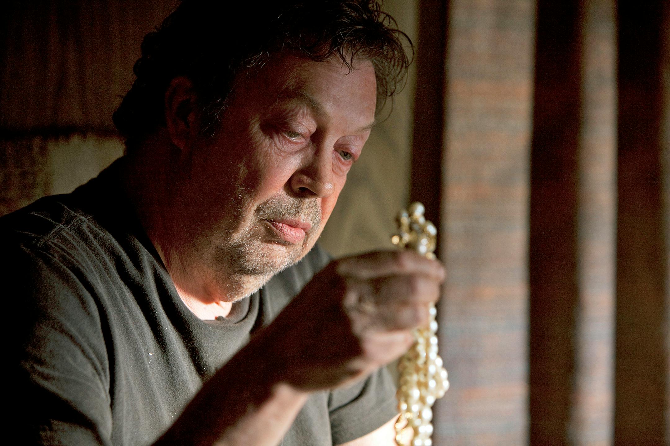 Tim Curry guest stars as a serial killer who preys on his victims in the dark on "Criminal Minds."