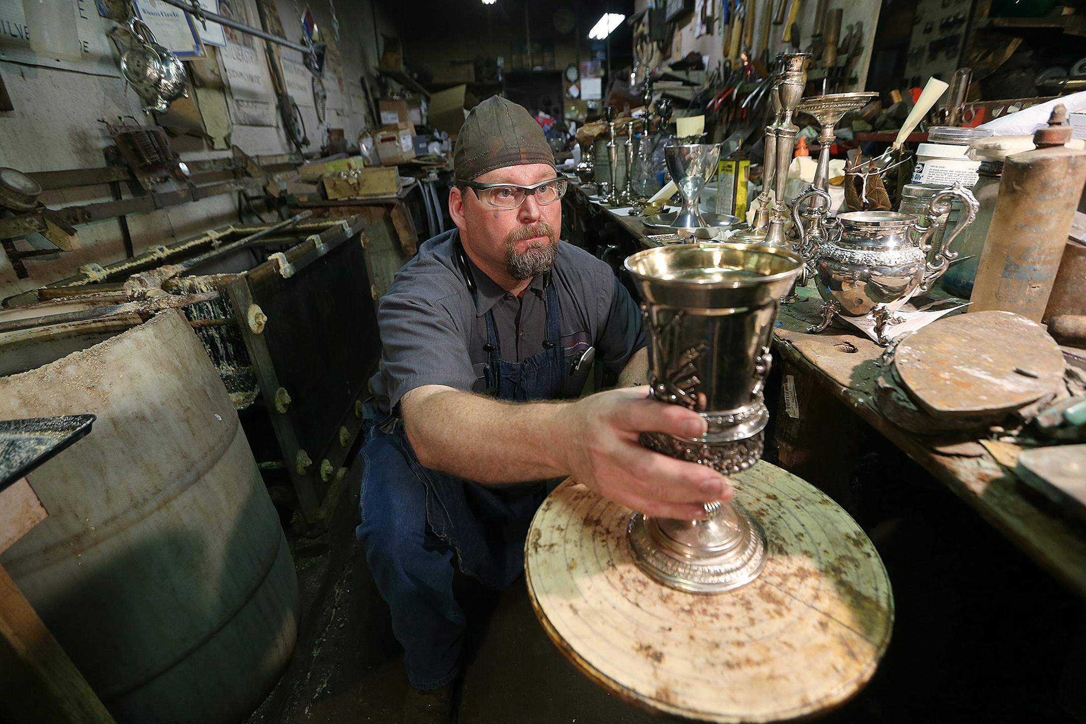 St. Paul silversmith Vern Vanderpoel eyed a 16th century piece to look for indentations at Brinkmans Silver Plating and Repair, Wednesday, September 7, 2016 in St. Paul, MN. ] (ELIZABETH FLORES/STAR TRIBUNE) ELIZABETH FLORES &#x2022; eflores@startribune.com