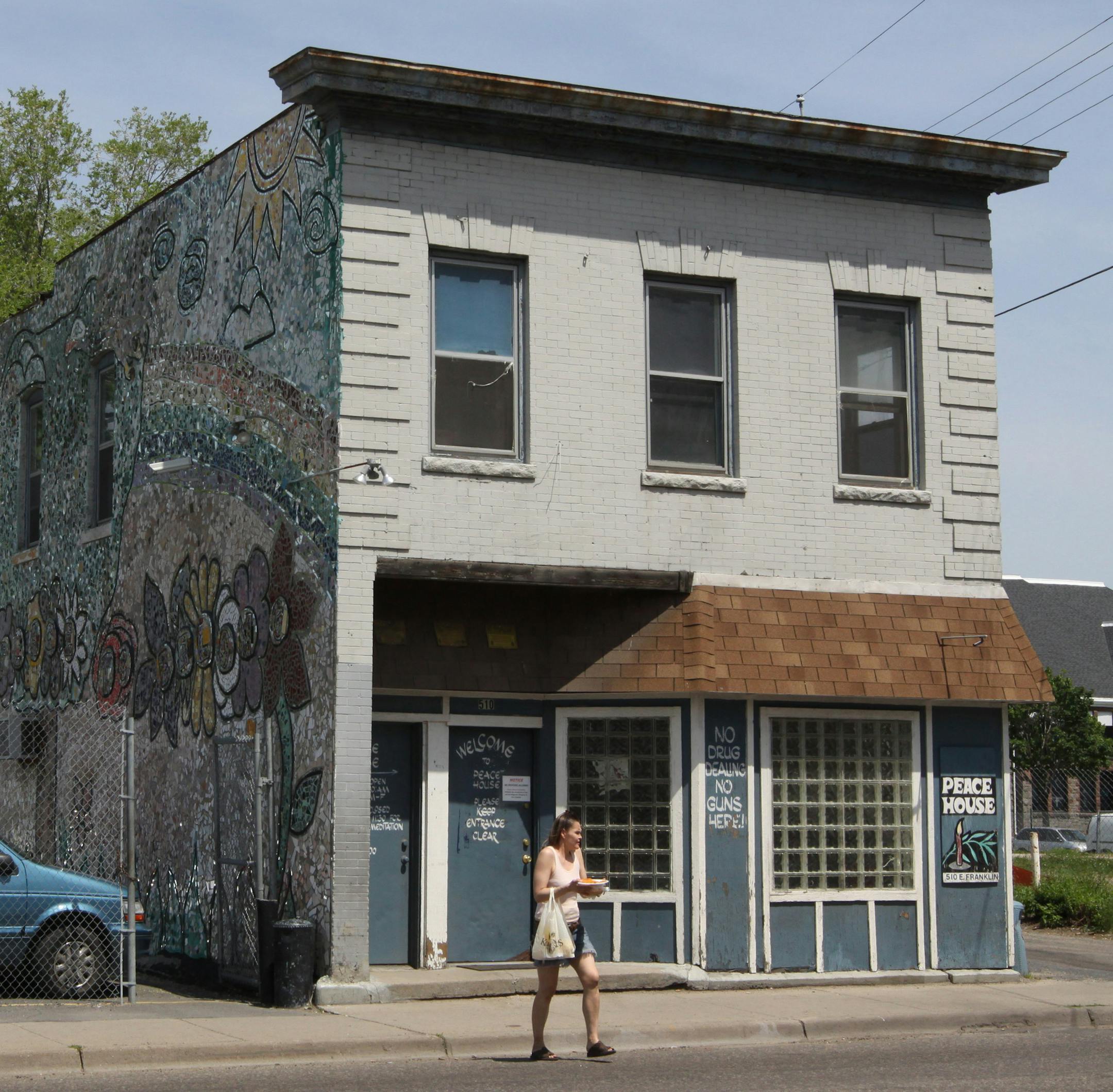 BRUCE BISPING ¬• bbisping@startribune.com Minneapolis, MN., Thursday, 5/20/10] The Peace House Community opens it's doors every day to the community to offer a place of peace and shelter. The shelter was founded in 1985 by the late Sister Rose Tillemans and is located near the intersection of Franklin Ave and Portland Ave. ORG XMIT: MIN2013030812163018
