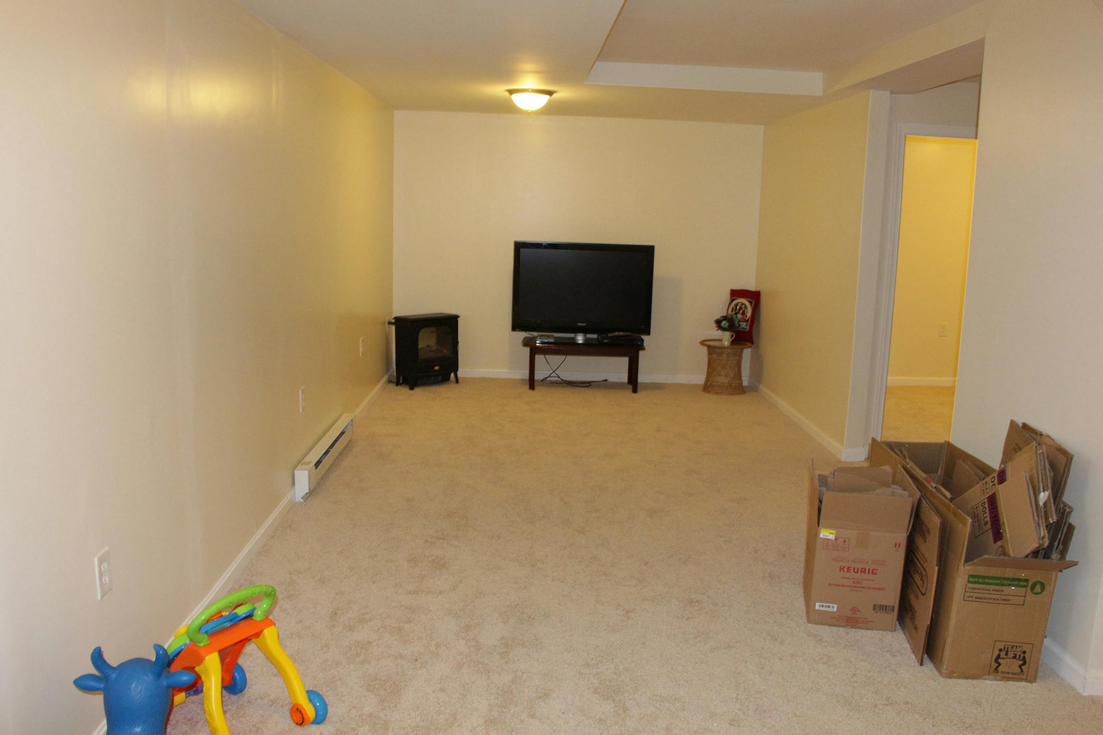 Before: This family room feels empty and underused. (Design Recipes/TNS) ORG XMIT: 1314364