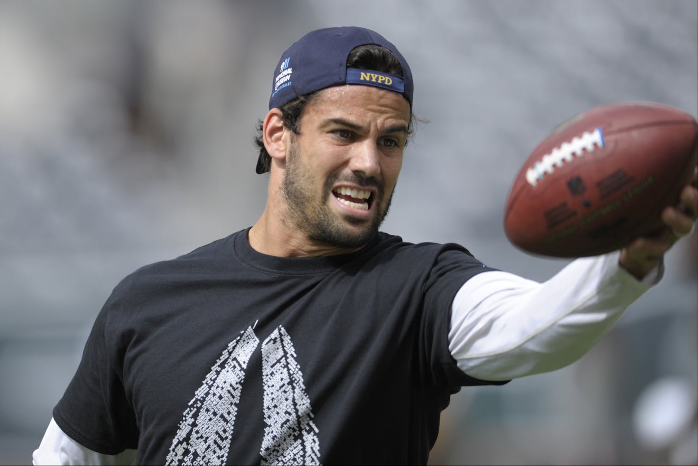 New York Jets wide receiver Eric Decker warms up before an NFL football game against the Cincinnati Bengals Sunday, Sept. 11, 2016 in East Rutherford, N.J. (AP Photo/Bill Kostroun) ORG XMIT: NYFF1