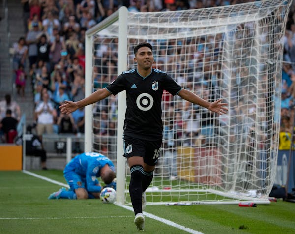 Minnesota United midfielder Emanuel Reynoso (10) celebrated his second goal of the first half, a rebound off his own penalty kick on Real Salt Lake go