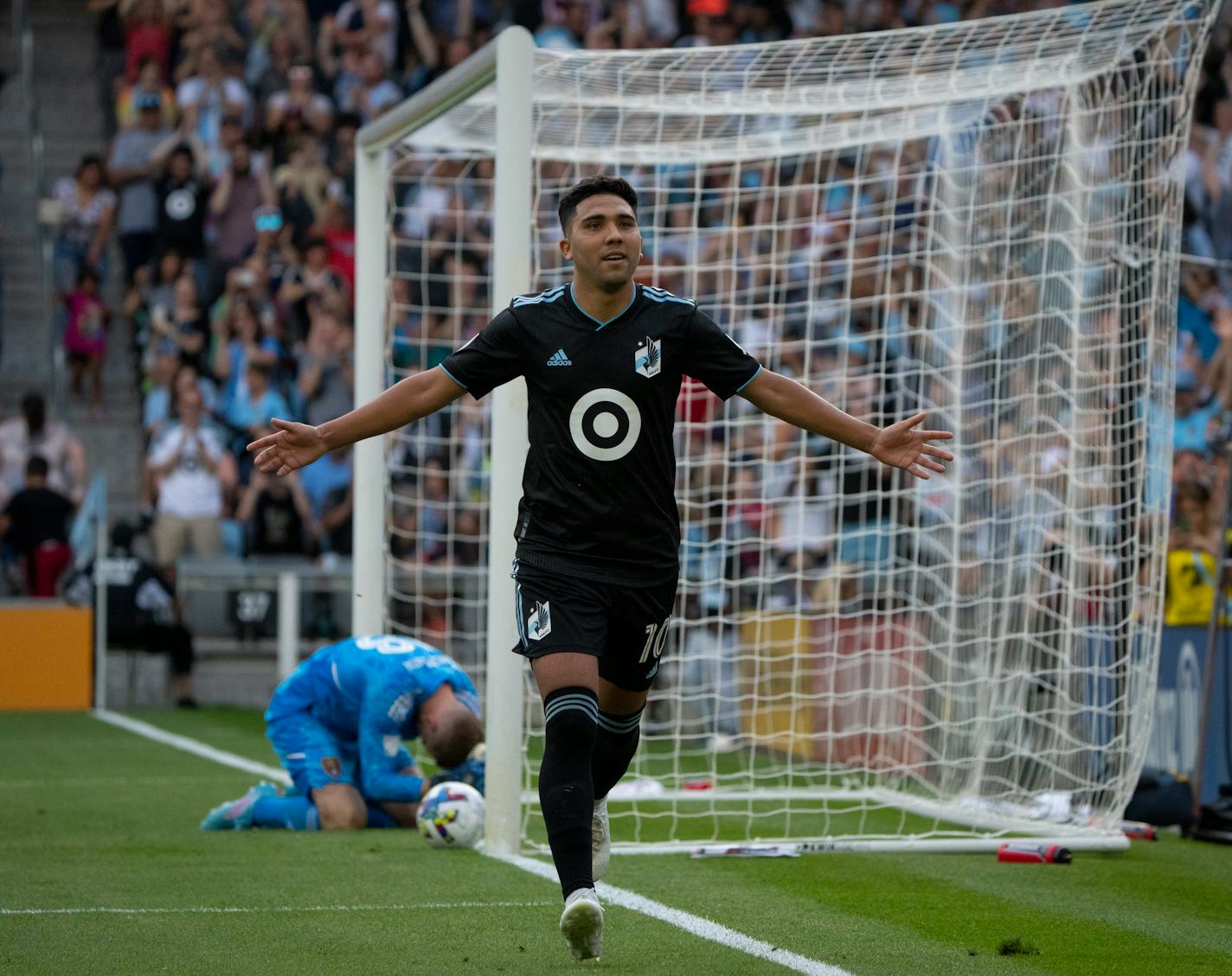 Minnesota United midfielder Emanuel Reynoso (10) celebrated his second goal of the first half, a rebound off his own penalty kick on Real Salt Lake goalkeeper Zac MacMath (18) Sunday night, July 3, 2022 at Allianz Field in St. Paul, Minn, Minnesota United FC faced Real Salt Lake in an MLS soccer match. ] JEFF WHEELER • Jeff.Wheeler@startribune.com