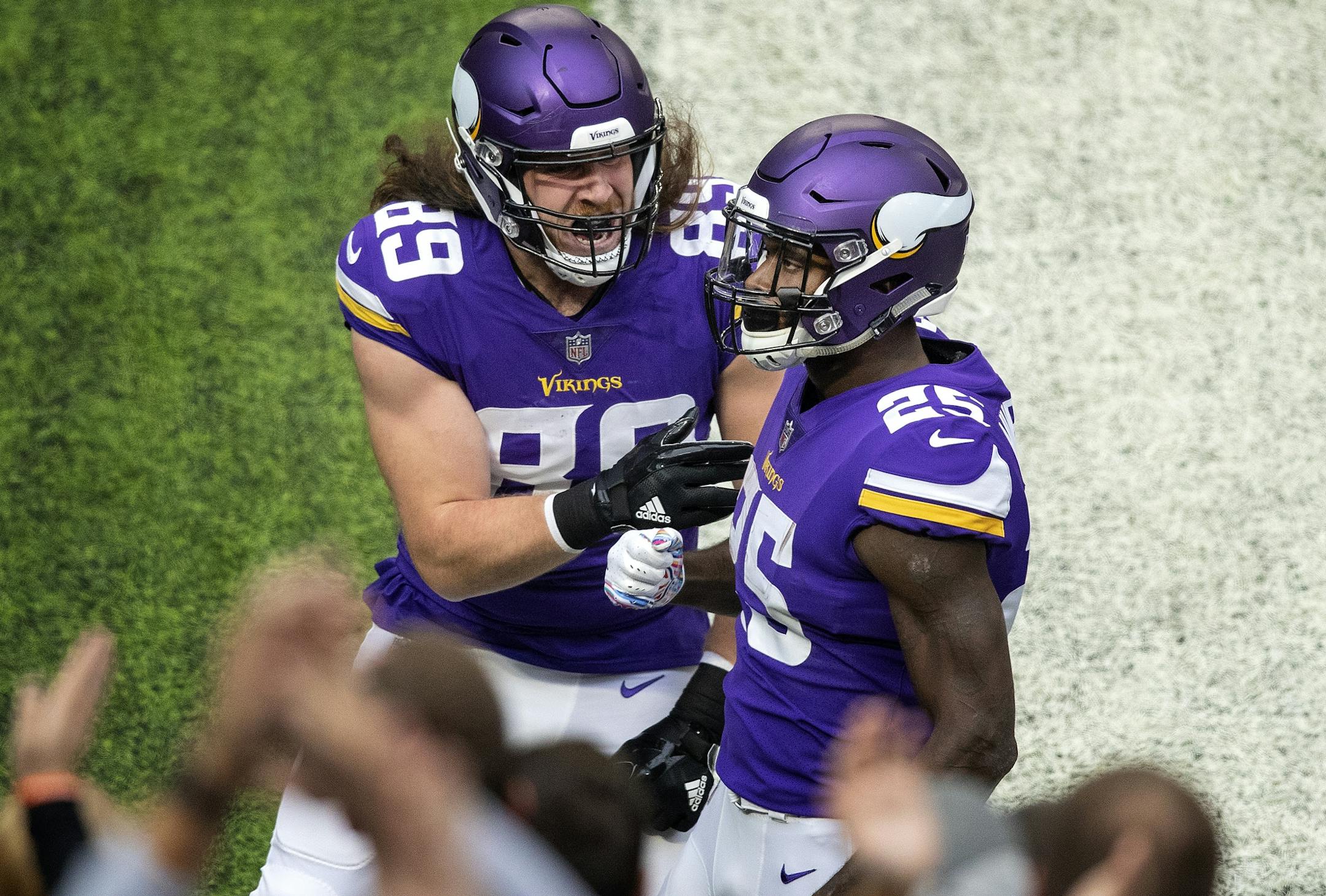 Latavius Murray (25) and David Morgan (89) celebrated a Murray touchdown in the first quarter.