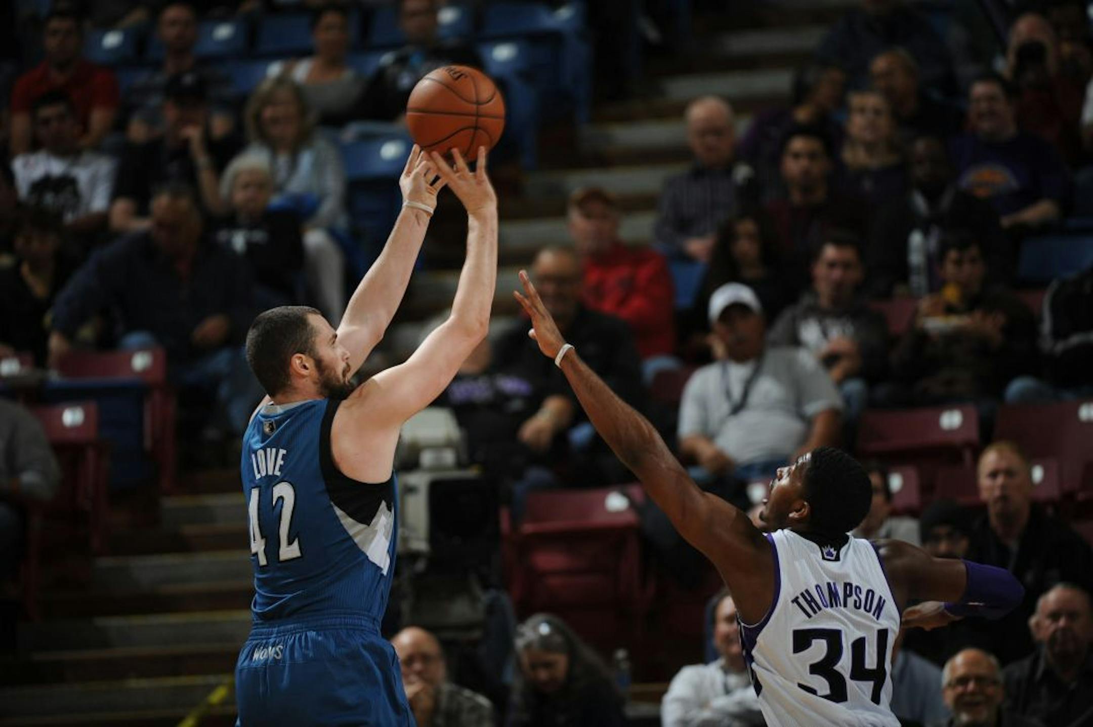 Kevin Love hits a 3-pointer over Jason Thompson of the Sacramento Kings.