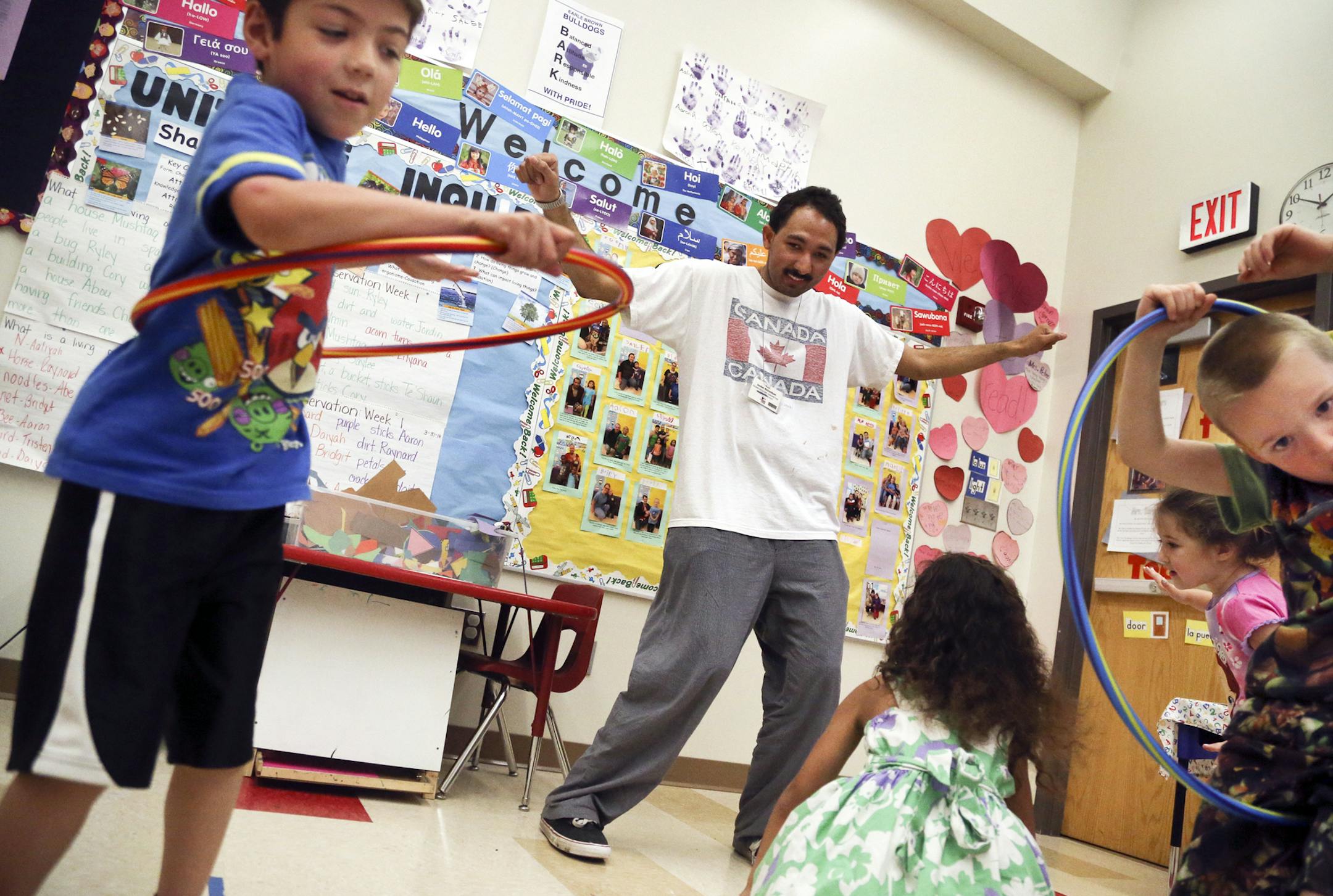 During one of the day's daily stations, Jordan Richardson uses body language to show kids how to keep the hoola hoop going Thursday, May 29, 2014, at Earle Brown Elementary School in Brooklyn Center, MN. With Peterson is Abraham Barbosa, left to right, Daiyah Klatt, Kennedy Perkins and Aaron Nundahl. Richardson is a teaching aide at the school and is blind and has told the students but isn't sure they comprehend or care. "Does it matter?" he asks. "Does Being blind really have anything?"] (DAVID