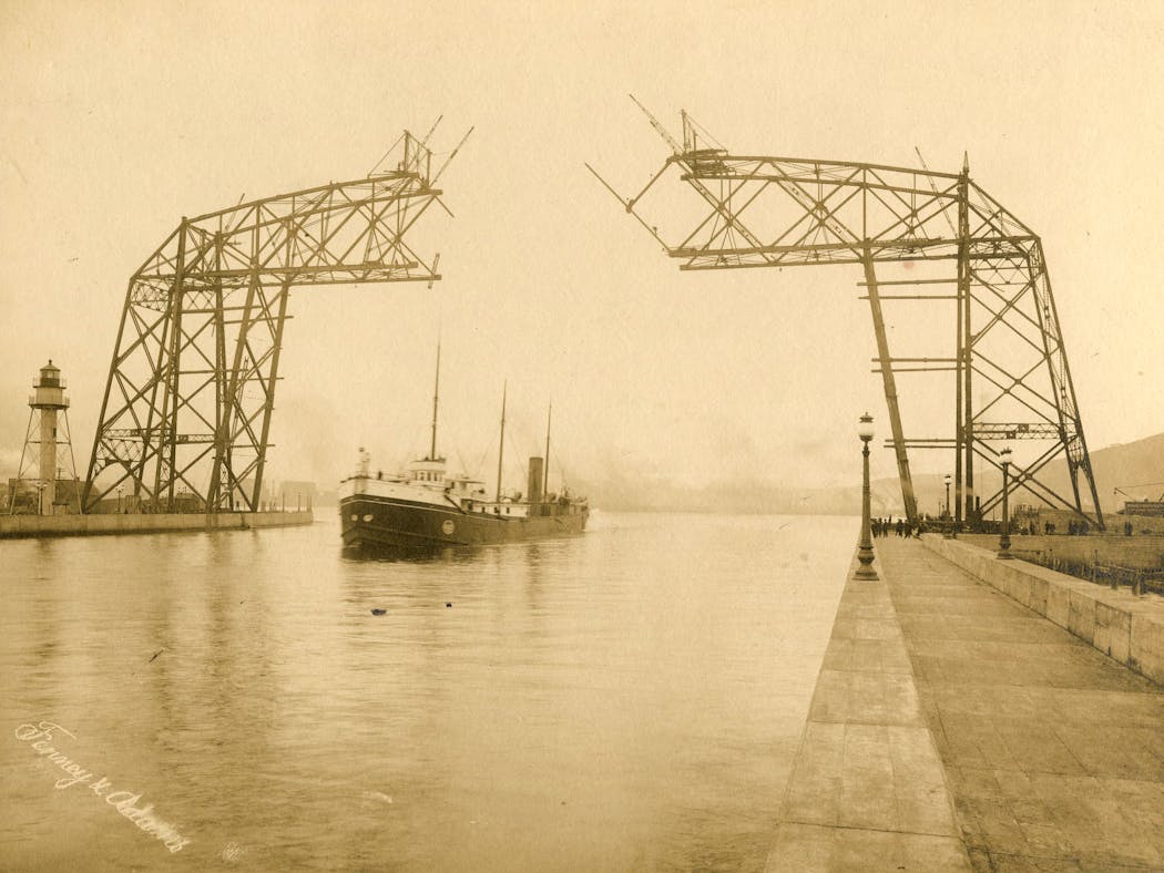 The bridge under construction in approximately 1904.