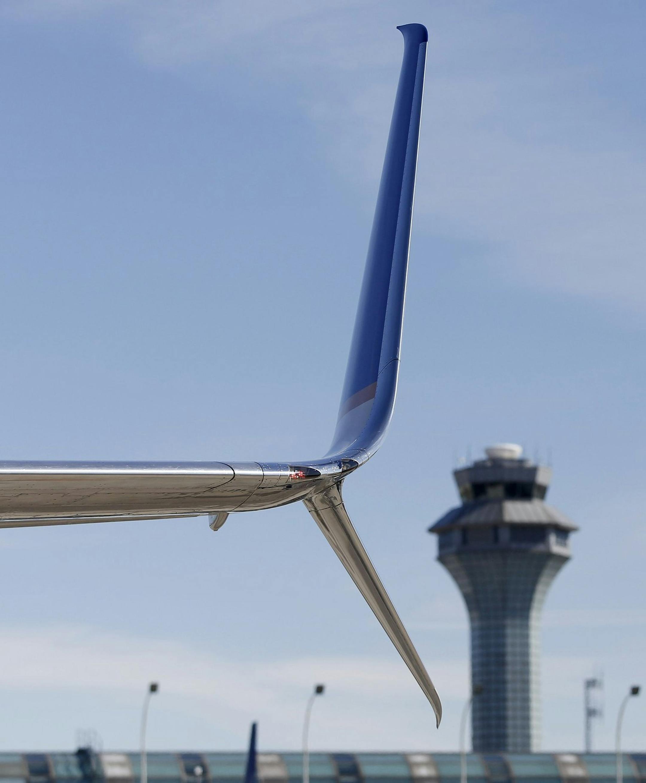 A United Airlines Boeing 737-800 is equipped with a new, split scimitar winglet that adds a downward foil to the vertical one. Winglets cut drag and add to fuel savings. (Chuck Berman/Chicago Tribune/MCT) ORG XMIT: 1149960