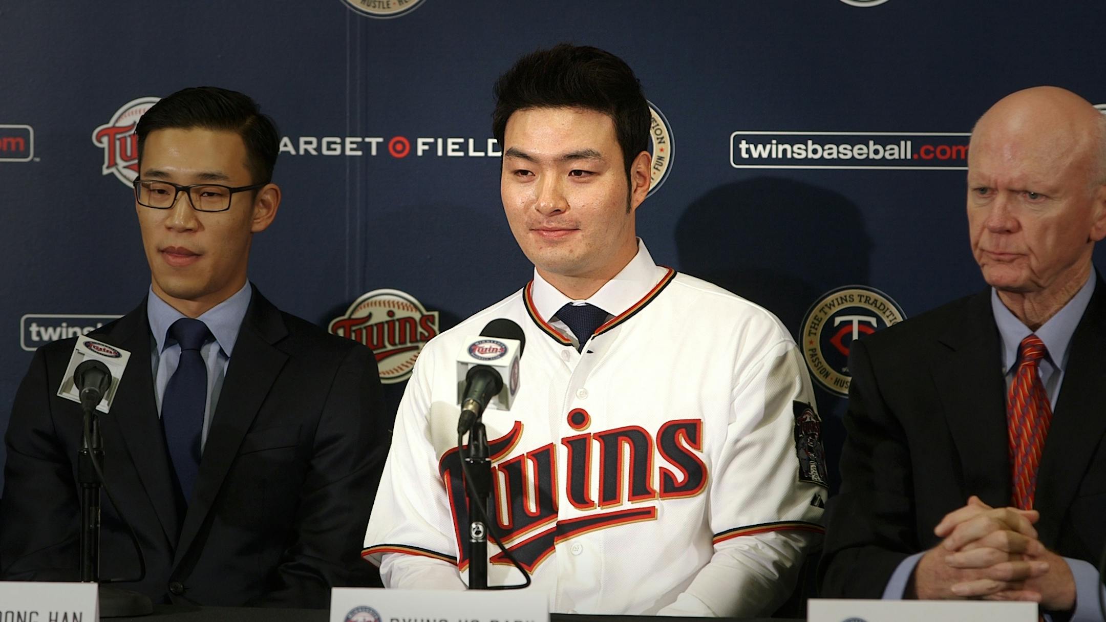 Byung Ho Park sits between Twins general manager Terry Ryan and Jae-Woong Han, his interpreter, at Wednesday's press conference.