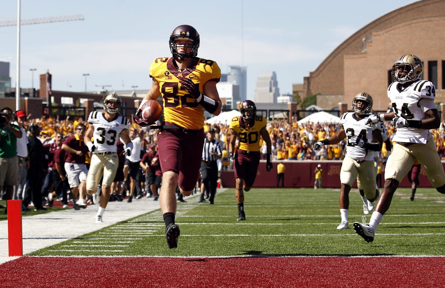 Minnesota wide receiver A.J. Barker (82) ran in for a 53 yard catch and run touchdown in the second quarter.