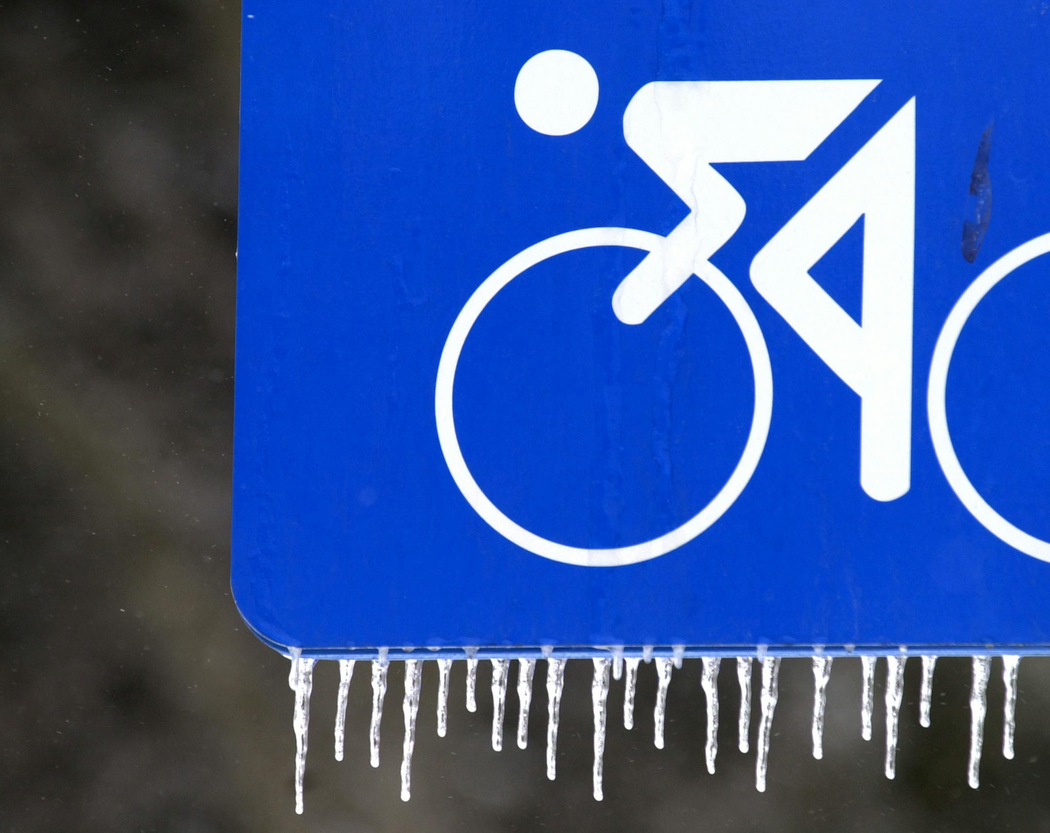 GENERAL INFORMATION: Ice and snow made for a bust day of digging out, shoveling and scraping ice in the Twin Cities.
IN THIS PHOTO: St. Paul, Mn., Sat., Mar. 9, 2002--Icicles fringed the bottom of a bicycle path sign in Como Regional Park. A winter storm brought thunderstorms and snow and wind to the state.