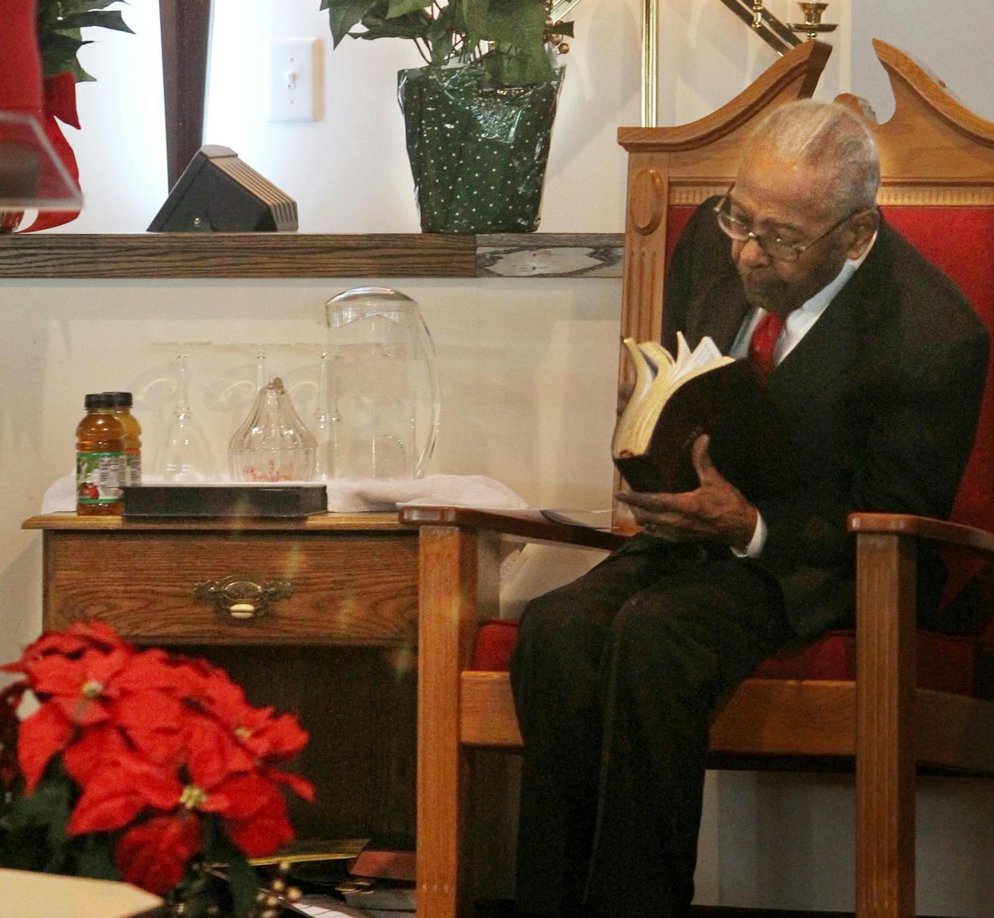 DAVID JOLES &#x201a;&#xc4;&#xa2; djoles@startribune.com - Dec. 26, 2010-Minneapolis, MN-] The Rev. Noah Smith is one of the oldest preachers in the U.S. &#x201a;&#xc4;&#xec; if not the oldest. At 102, the African-American minister still gives regular sermons at Wayman AME (African Methodist Episcopal) Church in Minneapolis. He&#x201a;&#xc4;&#xf4;s been a preacher over 50 years, serving in a number of Minnesota churches, including several in the Twin Cities area. In fact, he and his 94-year-old w