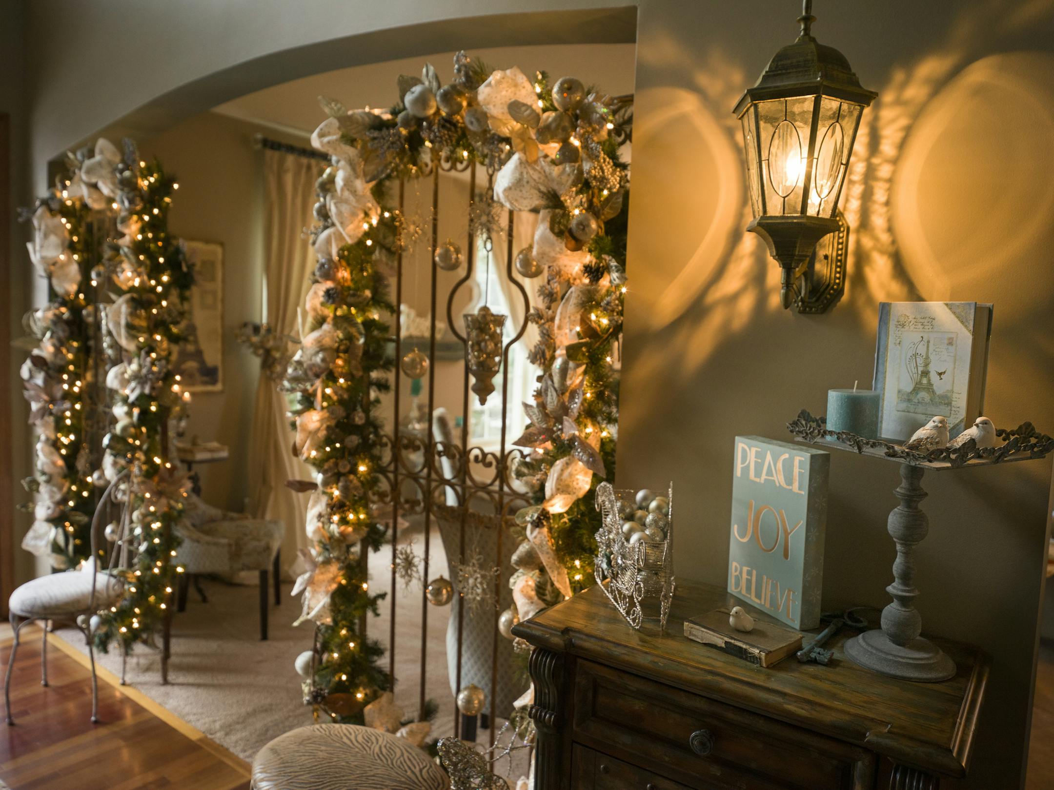 Glenda Nelson and Kate Steinkopf, right have been collaborating on Christmas decorations for the past 12 years. It has become an annual ritual. ] RICHARD TSONG-TAATARII • richard.tsong-taatarii@startribune.com