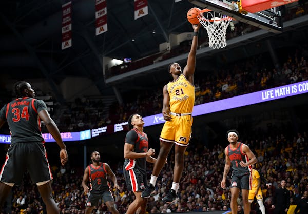 Pharrel Payne (21) of the Gophers scores a layup against Ohio State Buckeyes in the first half.