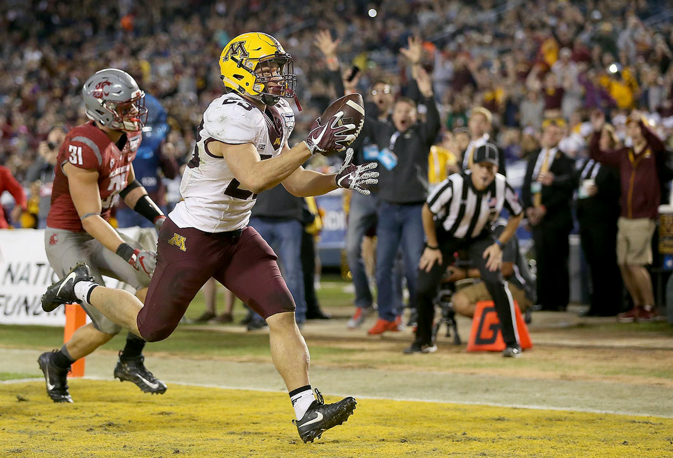Minnesota's running back Shannon Brooks made a grab in the end zone for a touchdown during the third quarter as they took on Washington State at Qualcomm Stadium for the San Diego Holiday Bowl, Tuesday, December 27, 2016 in San Diego, CA.