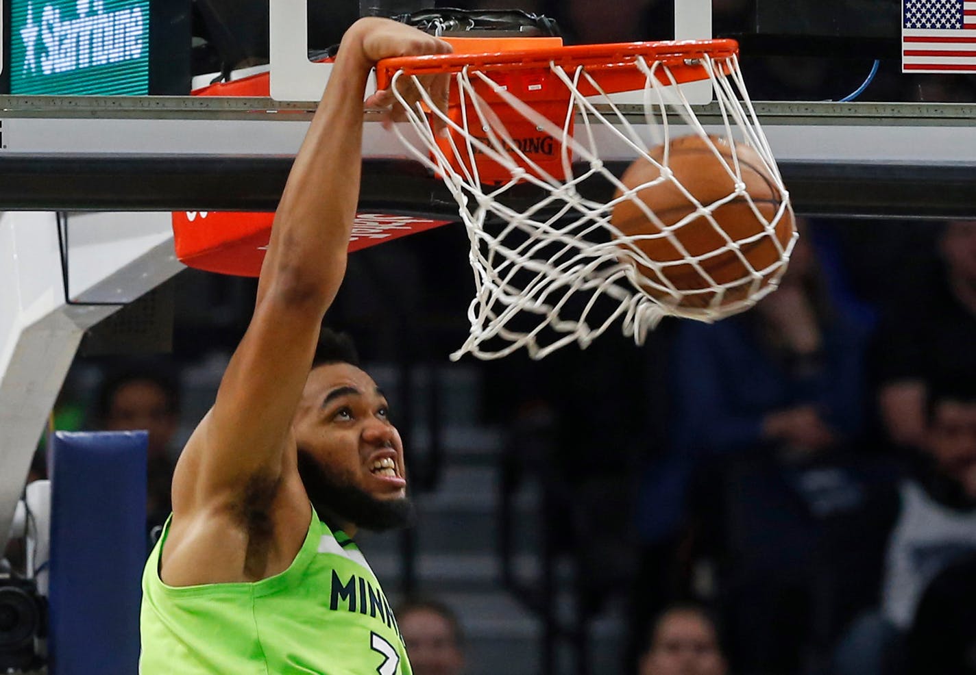 Minnesota Timberwolves' Karl-Anthony Towns dunks against the New Orleans Pelicans watch the second half of an NBA basketball game Saturday, Jan. 12, 2019, in Minneapolis. (AP Photo/Jim Mone)