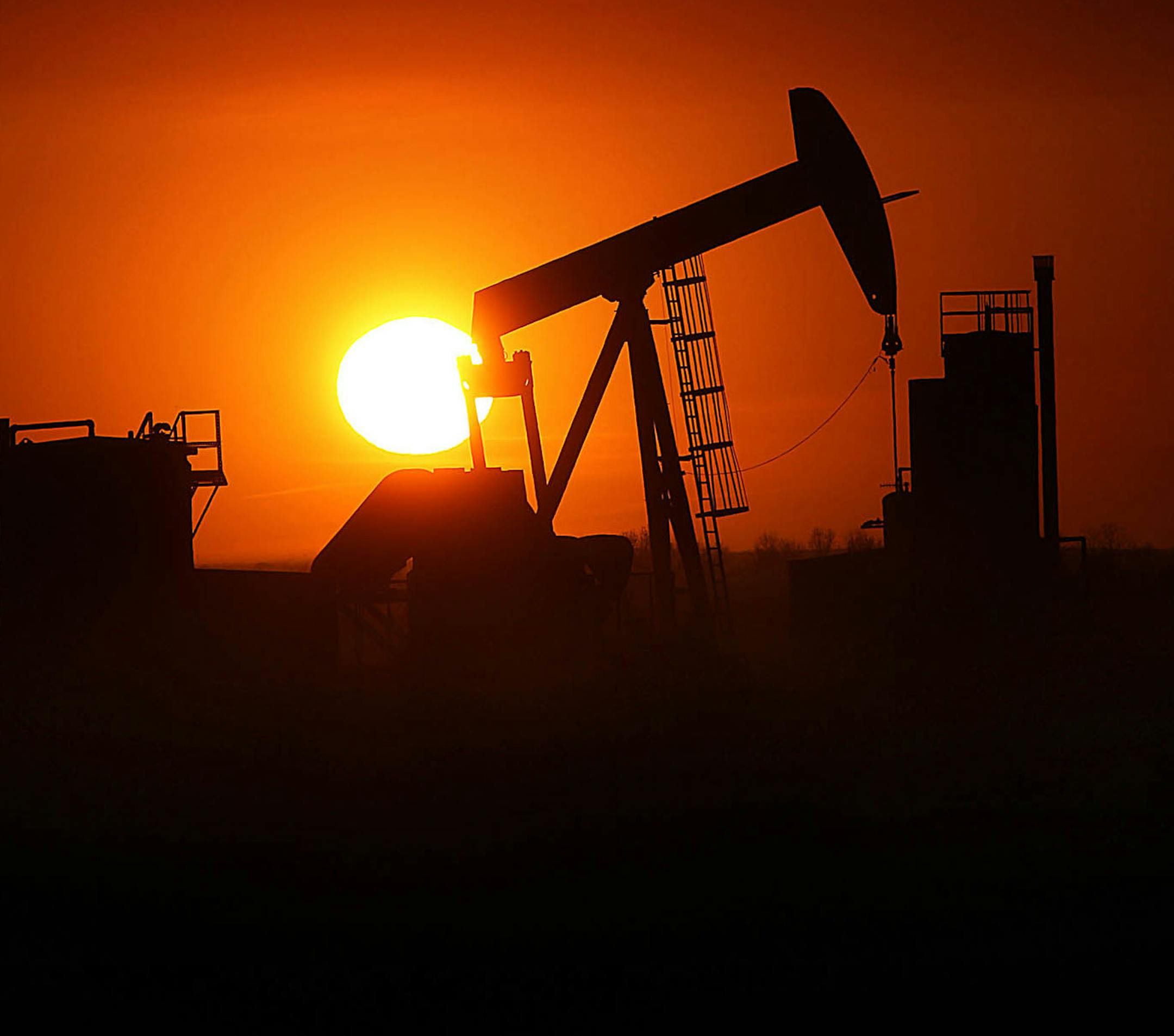 The sun set over the Bakken Oil Formation, behind an oil well near Williston. ] (JIM GEHRZ/STAR TRIBUNE) / September 26, 2013, Watford City, ND &#x201a;&#xc4;&#xec; BACKGROUND INFORMATION- PHOTOS FOR USE IN FIRST PART OF NORTH DAKOTA OIL BOOM PROJECT: Dozens of drilling rigs dot the North Dakota landscape in the Williston Basin and the Bakken Oil Formation. Once the rigs drill holes, several miles deep and then several miles horizontally, hydraulic fracturing technology (&#x201a;&#xc4;&#xfa;frac