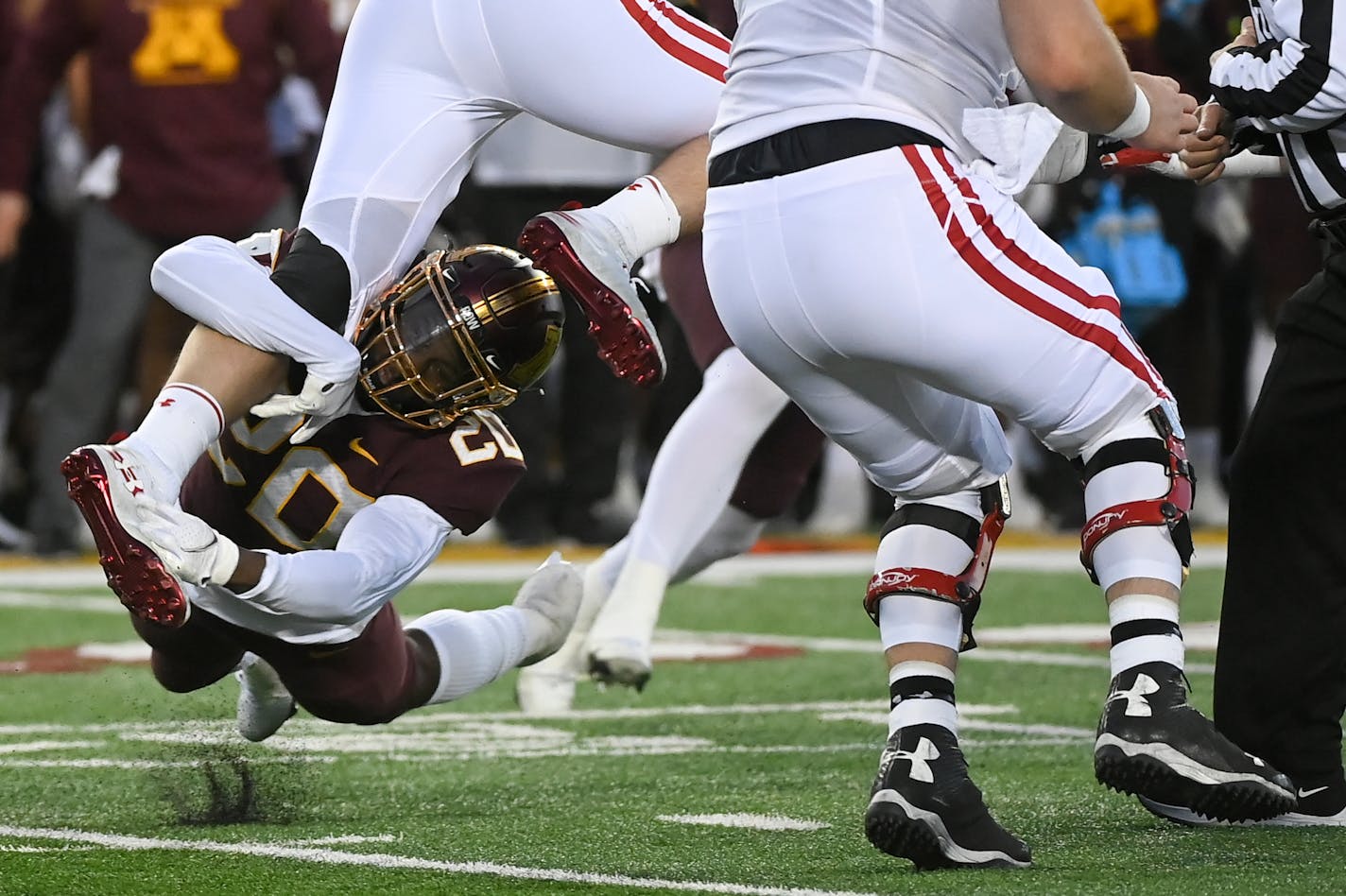 Minnesota Gophers linebacker Donald Willis (20) tackles Wisconsin Badgers tight end Hayden Rucci (87) during the second quarter of an NCAA football game between the Minnesota Gophers and the Wisconsin Badgers Saturday, Nov. 27, 2021 at Huntington Bank Stadium in Minneapolis, Minn. ] AARON LAVINSKY • aaron.lavinsky@startribune.com