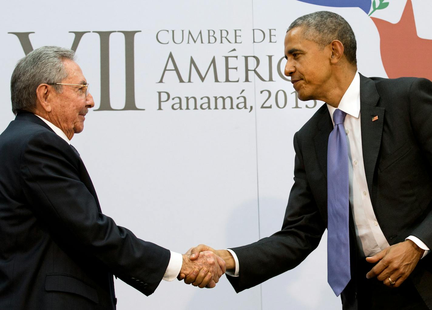 RETRANSMISSION of NYT9A TO PROVIDE TIGHTER CROP -- Cuban President Raul Castro with President Barack Obama in Panama City, Saturday, April 11, 2015. (Stephen Crowley/The New York Times)