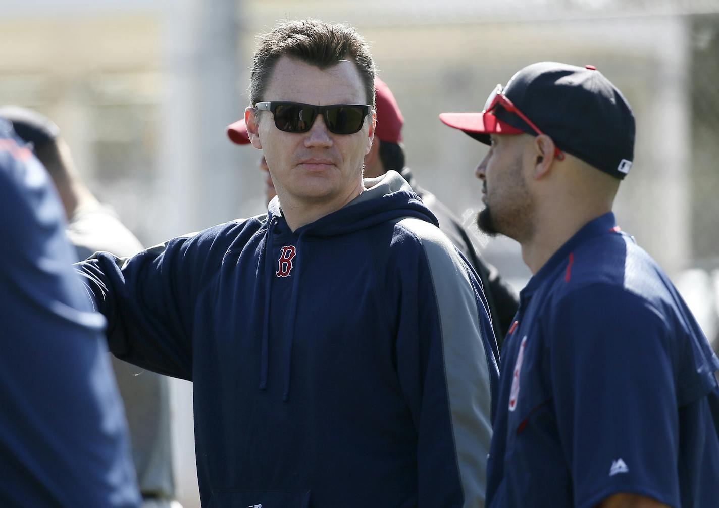 Boston Red Sox Executive Vice President and General Manager Ben Cherington, center talks with Shane Victorino, right, at baseball spring training in Fort Myers Fla., Saturday Feb. 21, 2015. (AP Photo/Tony Gutierrez) ORG XMIT: OTKTG157