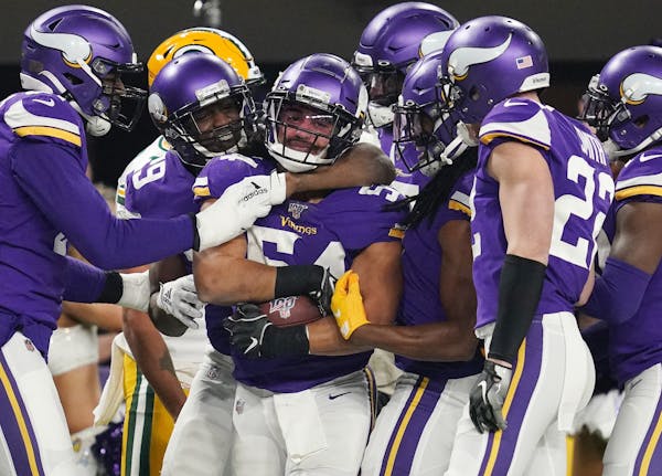 Minnesota Vikings middle linebacker Eric Kendricks (54) was mobbed by his teammates after he recovered a fumble in the first quarter. ] ANTHONY SOUFFL