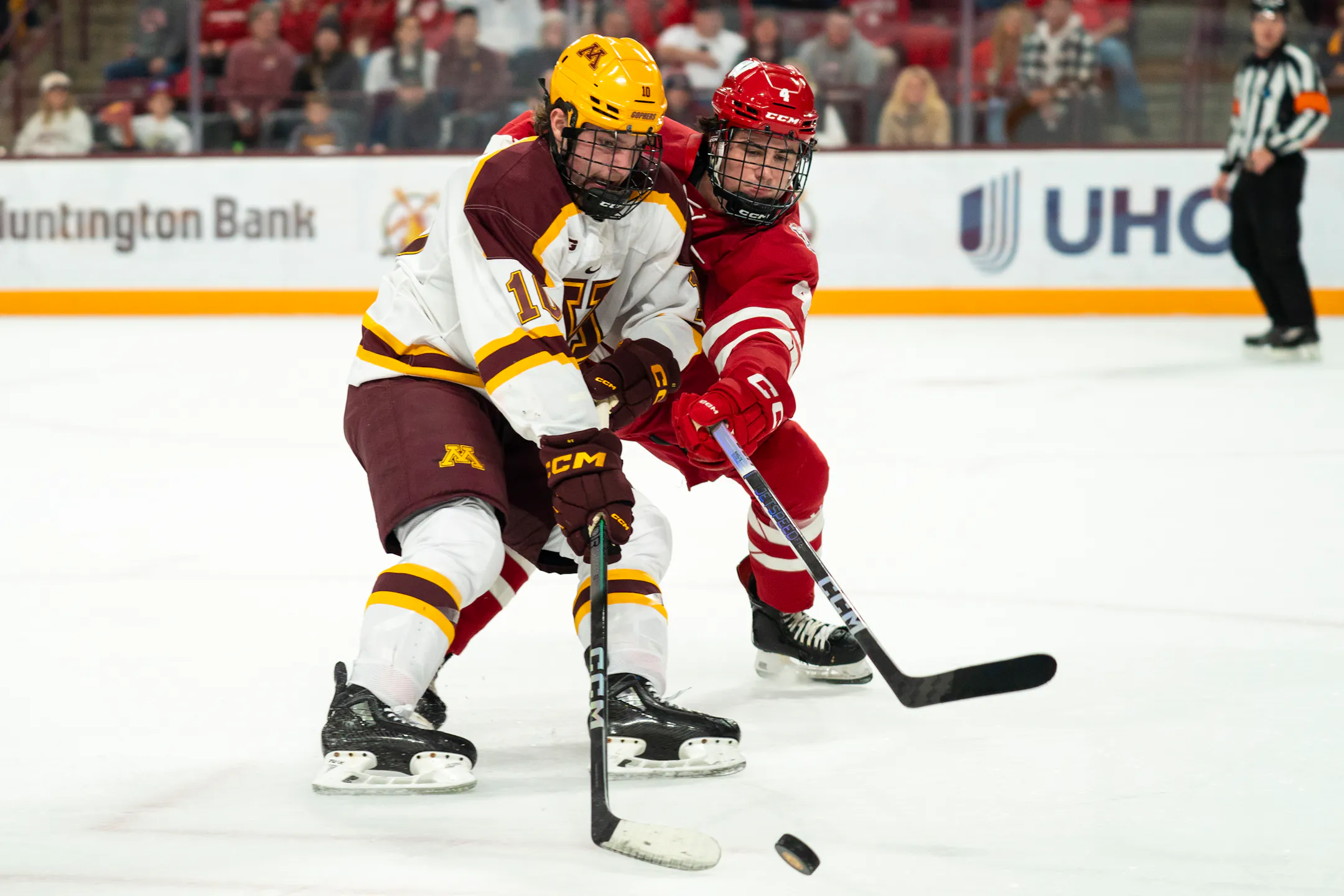 Badgers score late to sweep top-ranked Gophers men's hockey