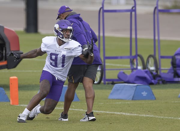 The Vikings' new defensive end Yannick Ngakoue at practice Friday.