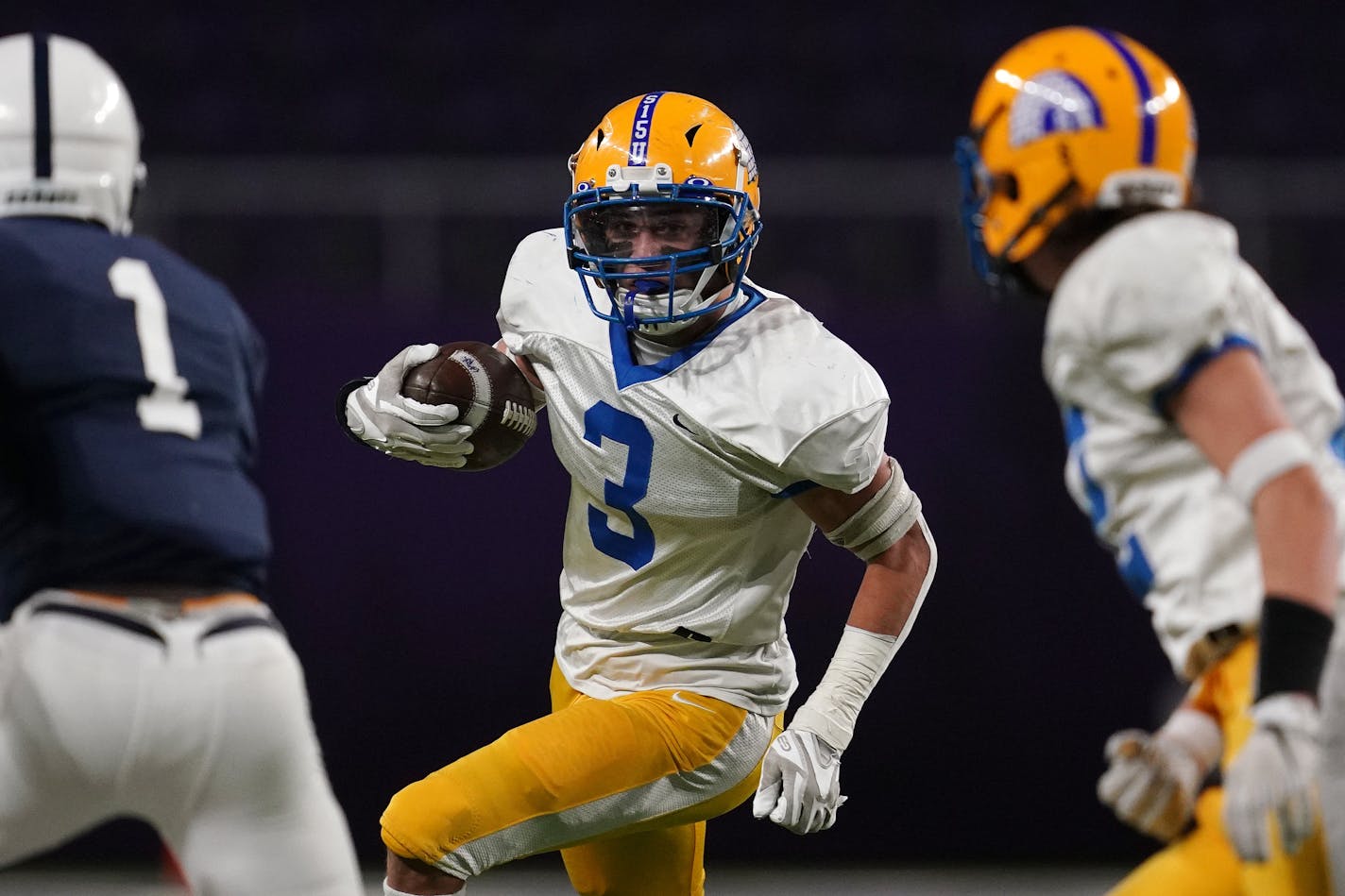 Esko's Makoi Perich (3) rushed the ball in the first half as Esko played Dassel-Cokato in a Class 3A semifinal football game Saturday, Nov. 20, 2021 at U.S. Bank Stadium in Minneapolis. ] ANTHONY SOUFFLE • anthony.souffle@startribune.com