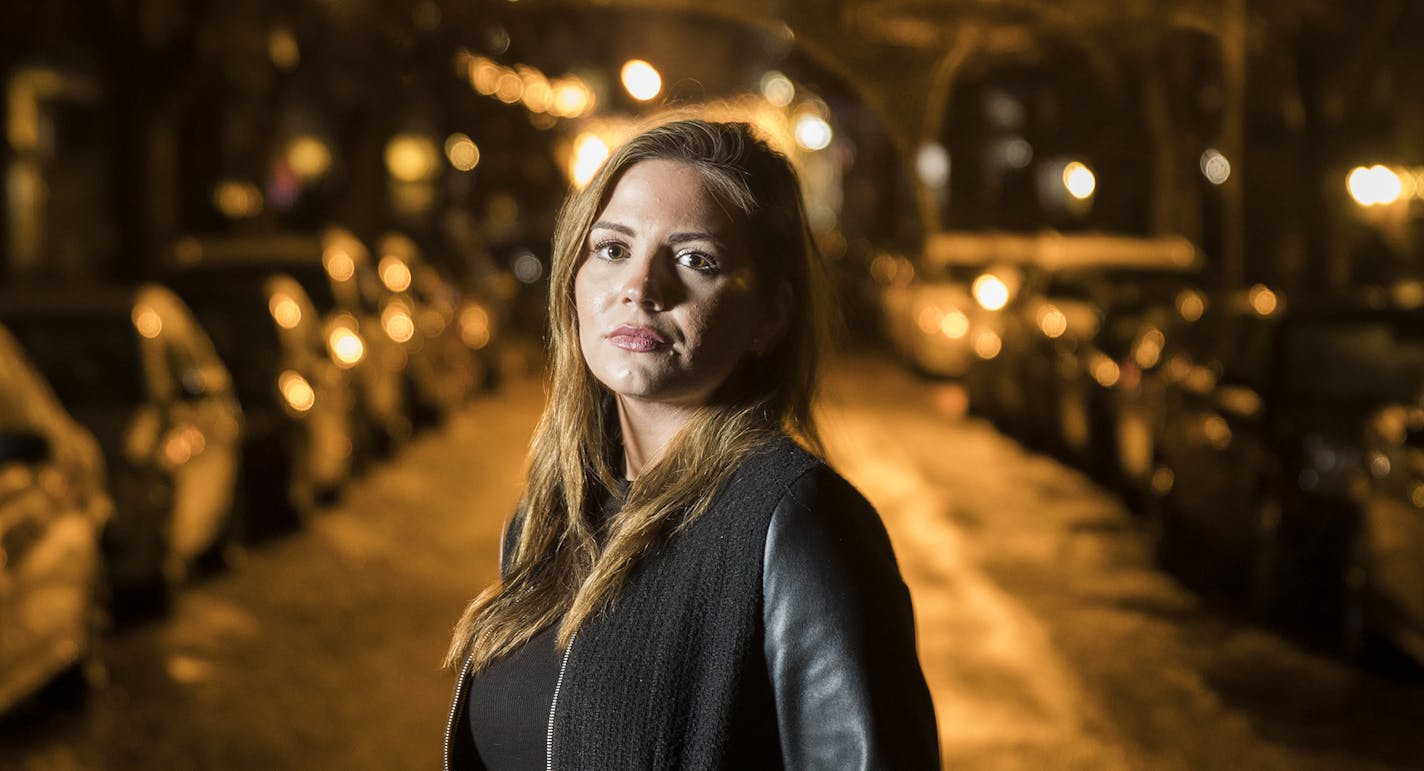 Alexa Schauer poses outside her Minneapolis apartment building. ] (Leila Navidi/Star Tribune) leila.navidi@startribune.com BACKGROUND INFORMATION: Alexa Schauer photographed near her Minneapolis home on Wednesday, November 30, 2016. Alexa Schauer was injured in a car crash in April 2016 when her Uber driver ran a red light in uptown Minneapolis. The driver shouldn't have been behind the wheel because she had 3 theft convictions which disqualified her - but Uber missed it.