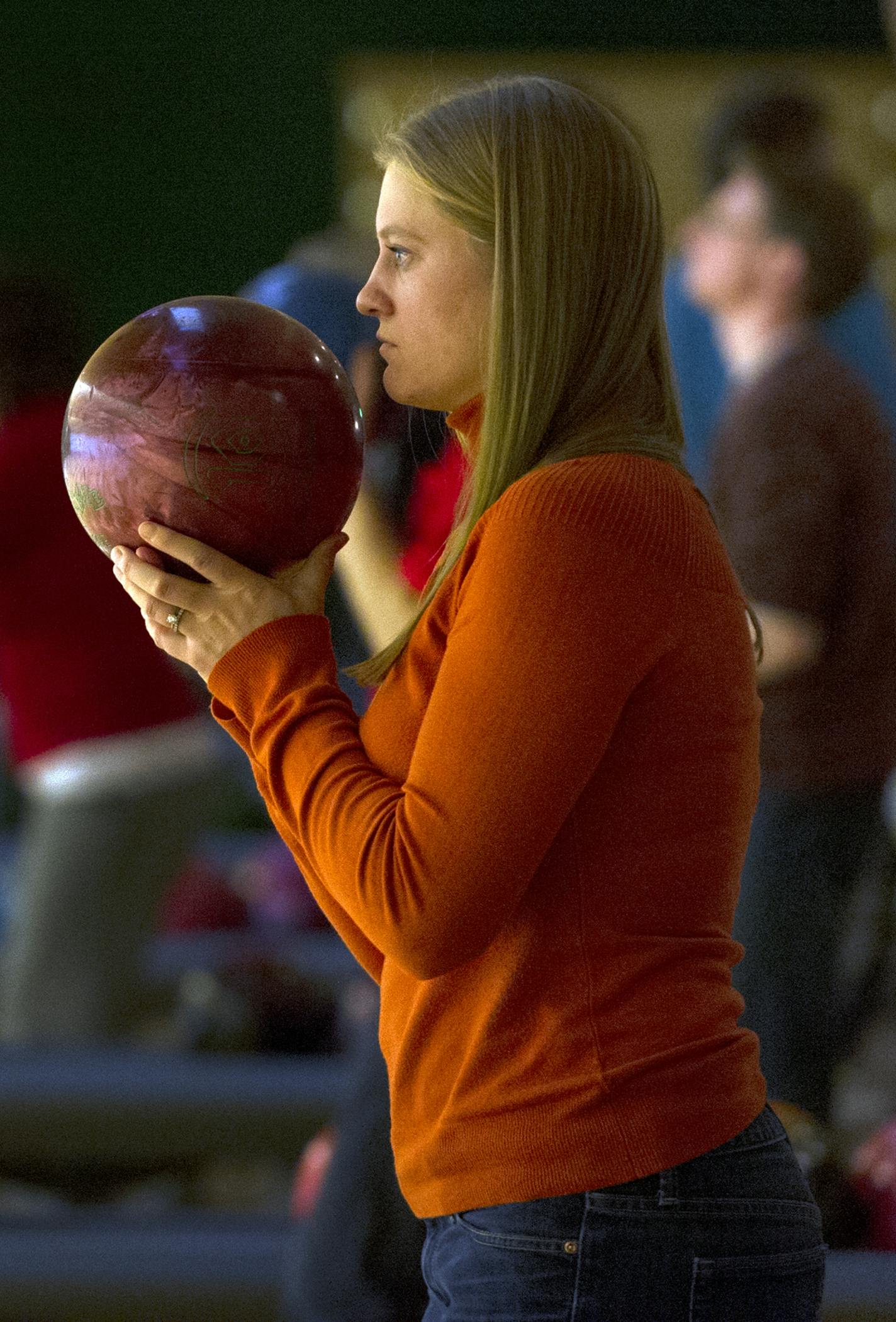 Jessica Hammond, 29, from St. Louis Park locks in on her shot Tuesday, November 12, 2013 at Park Tarvern in St. Louis, Park, MN. ] (Matthew Hintz, St. Louis Park, 111213)