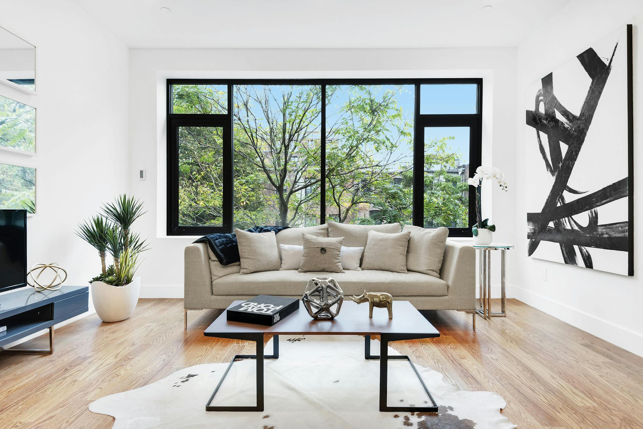 A modern living room is fresh and bright with help from the use of greenery. (Handout/TNS) ORG XMIT: 1224446