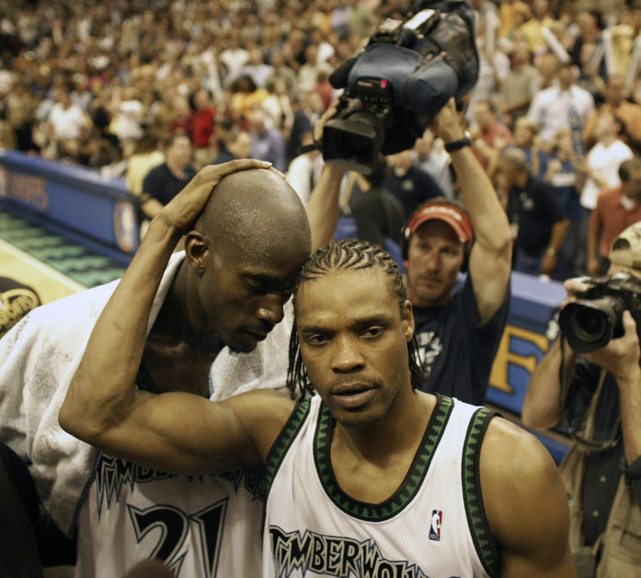 Minneapolis, MN May 19, 2004 Wolves-Kings Timberwolves Kevin Garnett and Latrell Sprewell spend a quick moment in support after an exhausting game 7 win over the Kings. Brian Peterson Star/Tribune