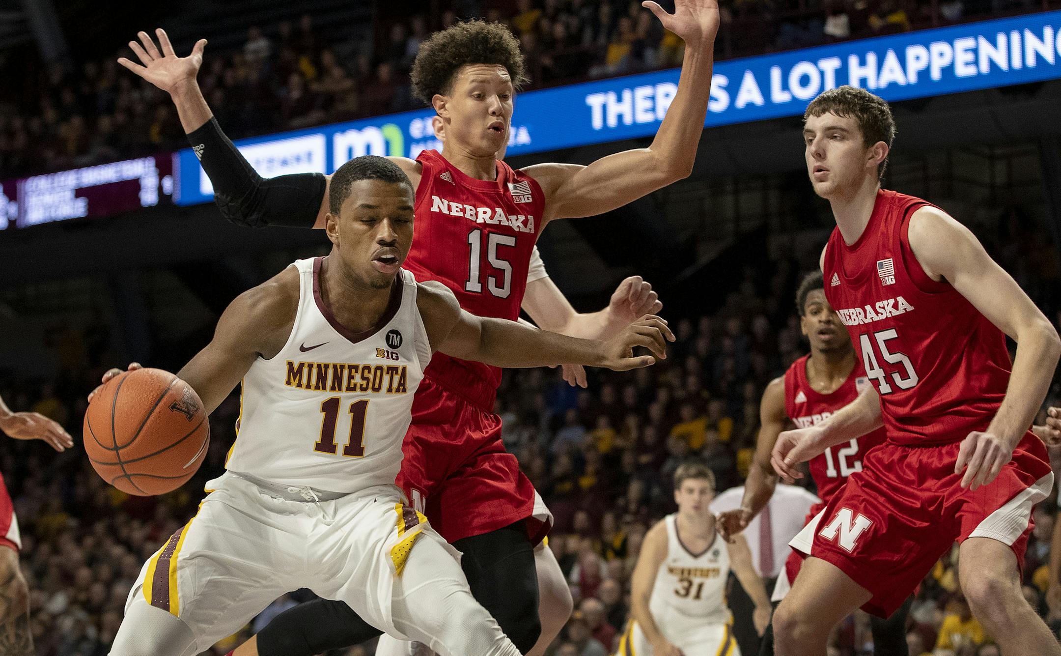 Isaiah Washington (11) was defended by Isaiah Roby (15) in the first half. ] CARLOS GONZALEZ &#xef; cgonzalez@startribune.com &#xf1; December 5, 2018, Minneapolis, MN, Williams Arena, NCAA Big 10 Basketball, University of Minnesota Gophers vs. Nebraska